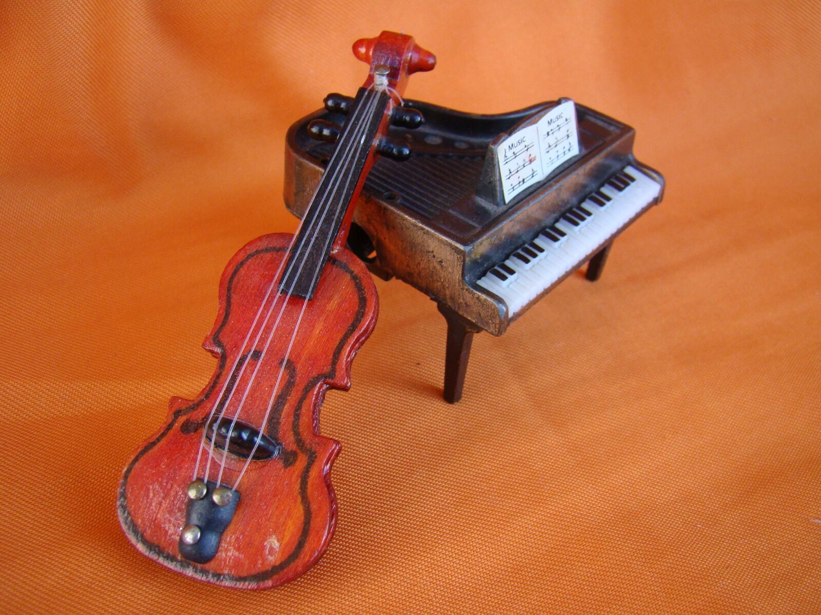 Sony Cyber-shot DSC-H50 sample photo. Piano, violin, orange photography