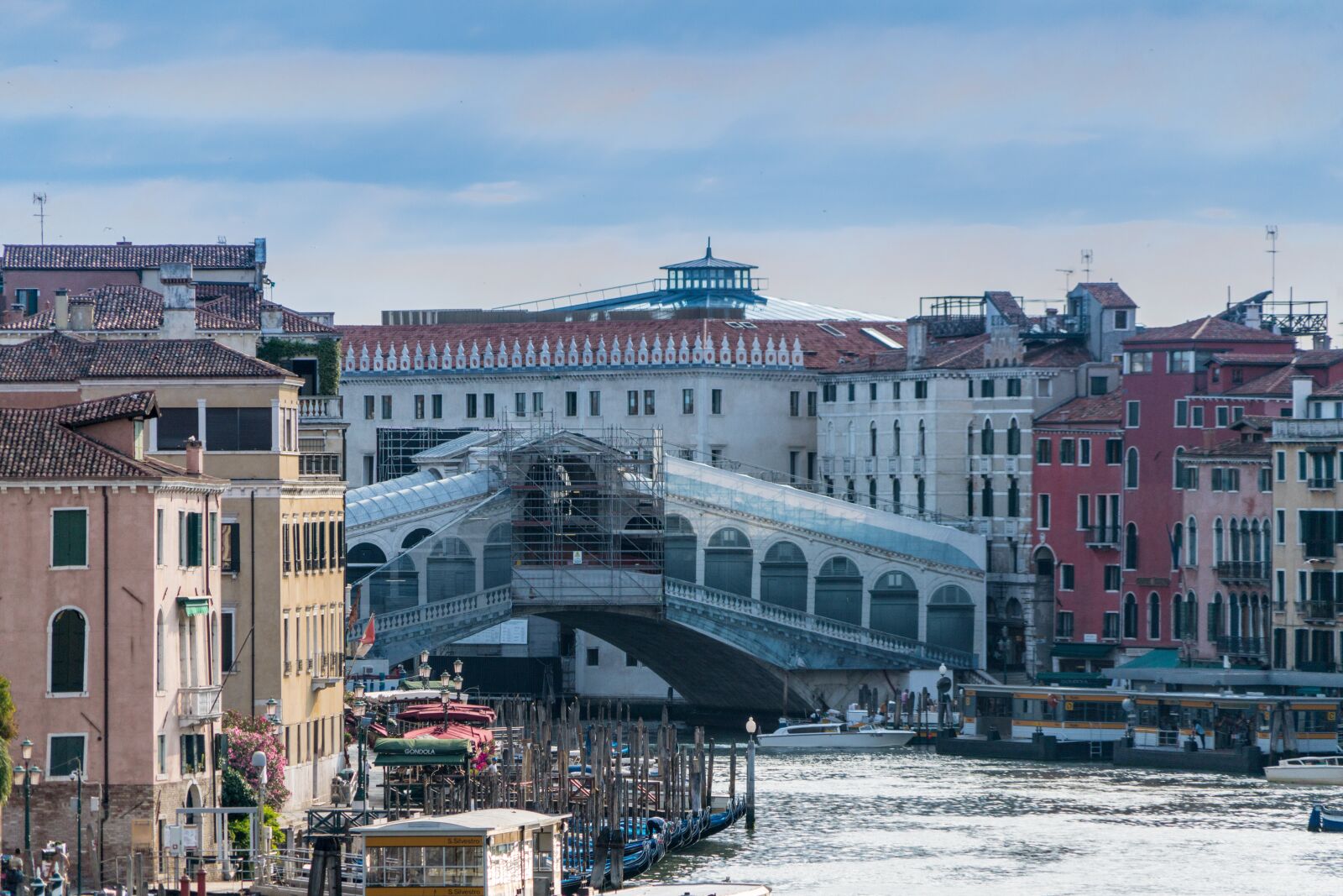 Sony a7R II + Sony FE 24-240mm F3.5-6.3 OSS sample photo. Venice, italy, rialto bridge photography