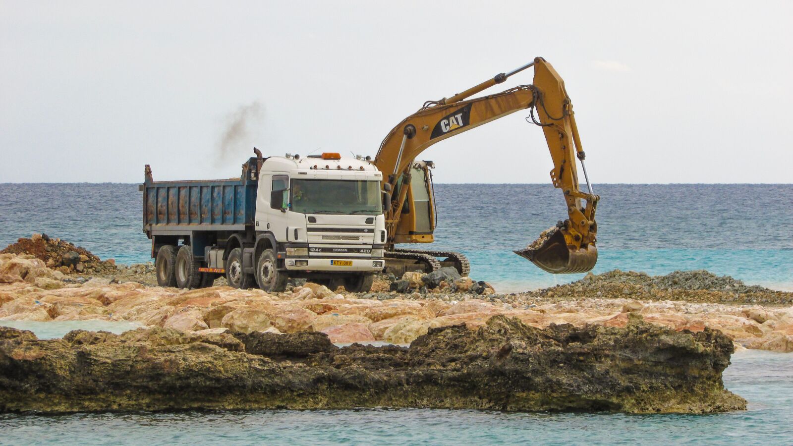 Canon PowerShot SX400 IS sample photo. Heavy machines, digger, truck photography