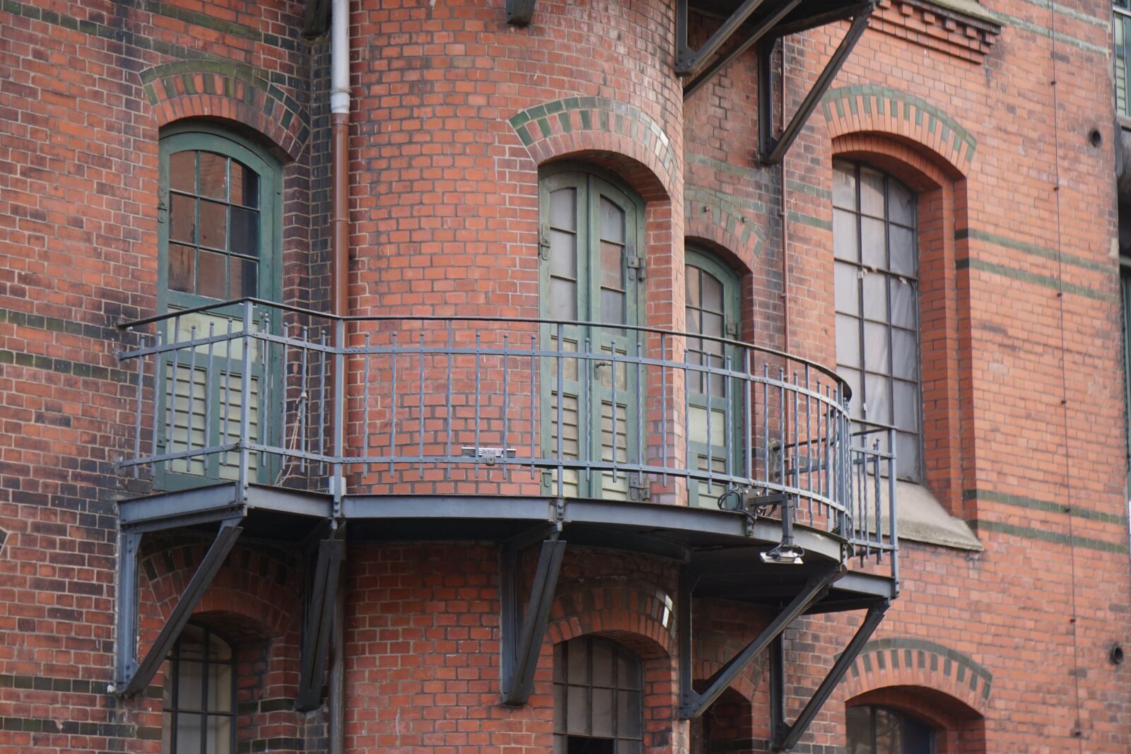 Sony a6000 + Sony Vario-Tessar T* E 16-70mm F4 ZA OSS sample photo. Balcony, brick, memory house photography