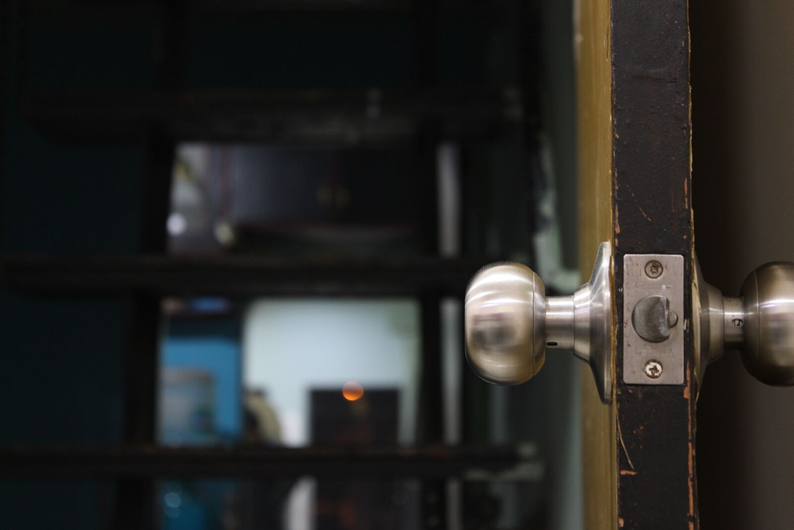 Canon EOS 1300D (EOS Rebel T6 / EOS Kiss X80) sample photo. Door knob, aesthetics, office photography
