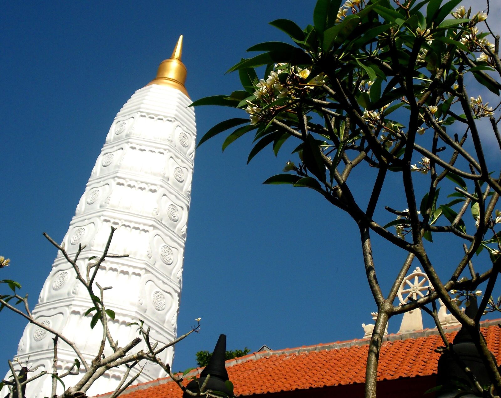 CASIO EX-Z35 sample photo. Agama budha, vihara, gilimanuk photography