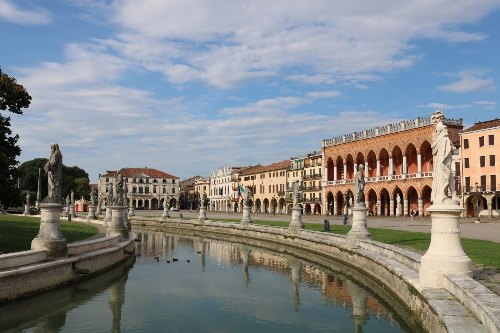 Canon EOS 750D (EOS Rebel T6i / EOS Kiss X8i) sample photo. Padova, italy, sculptures photography