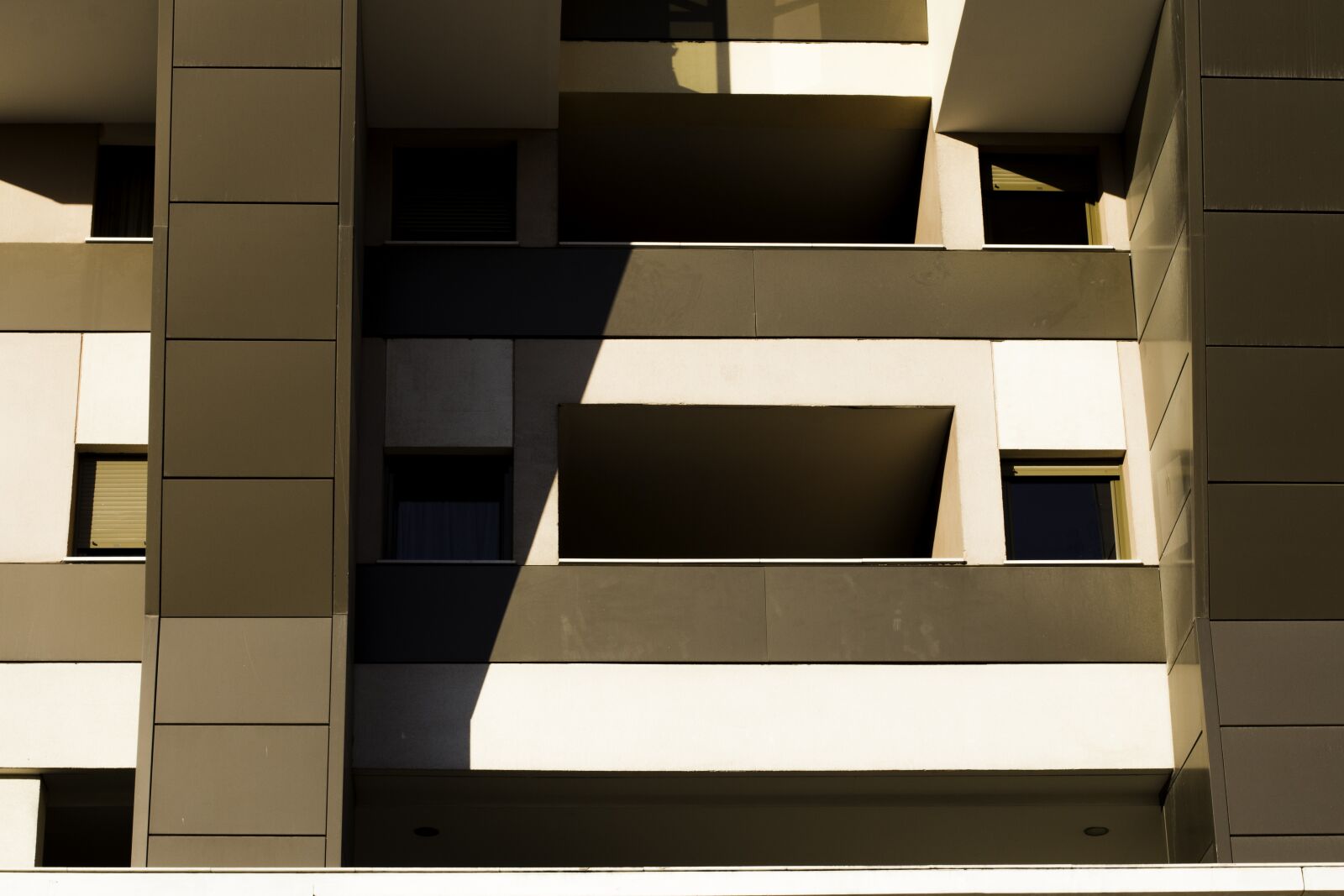 Canon EOS 70D + Canon EF 50mm F1.4 USM sample photo. Building, color, brown photography
