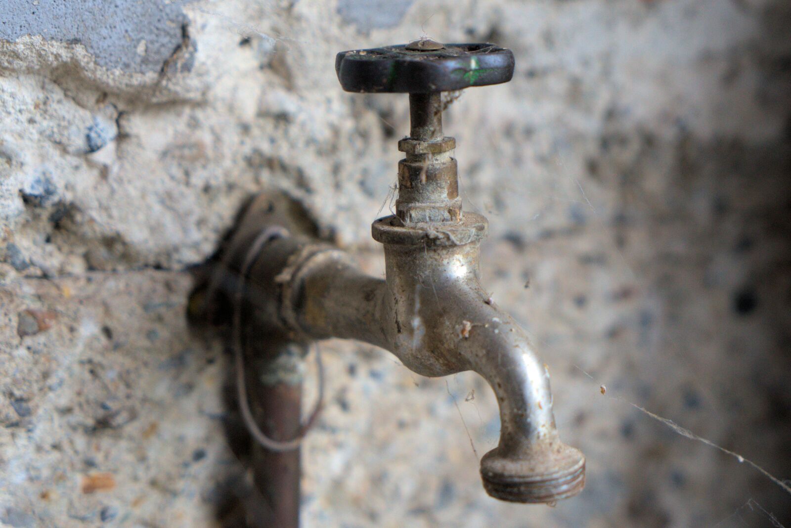 Sony a7 II + Sony Vario Tessar T* FE 24-70mm F4 ZA OSS sample photo. Faucet, water, sanitary photography