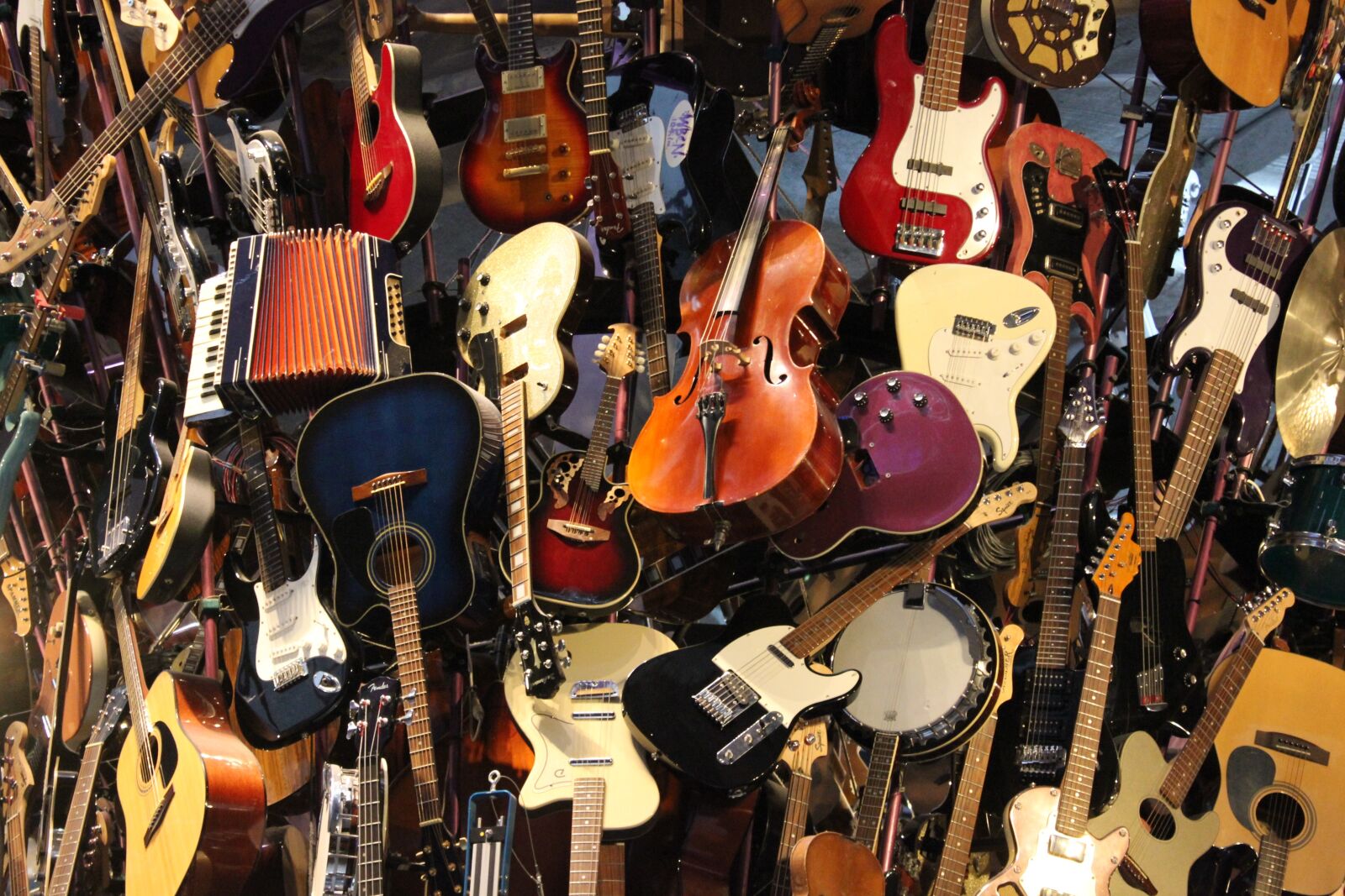Canon EOS 550D (EOS Rebel T2i / EOS Kiss X4) sample photo. Guitars, tower, seattle photography