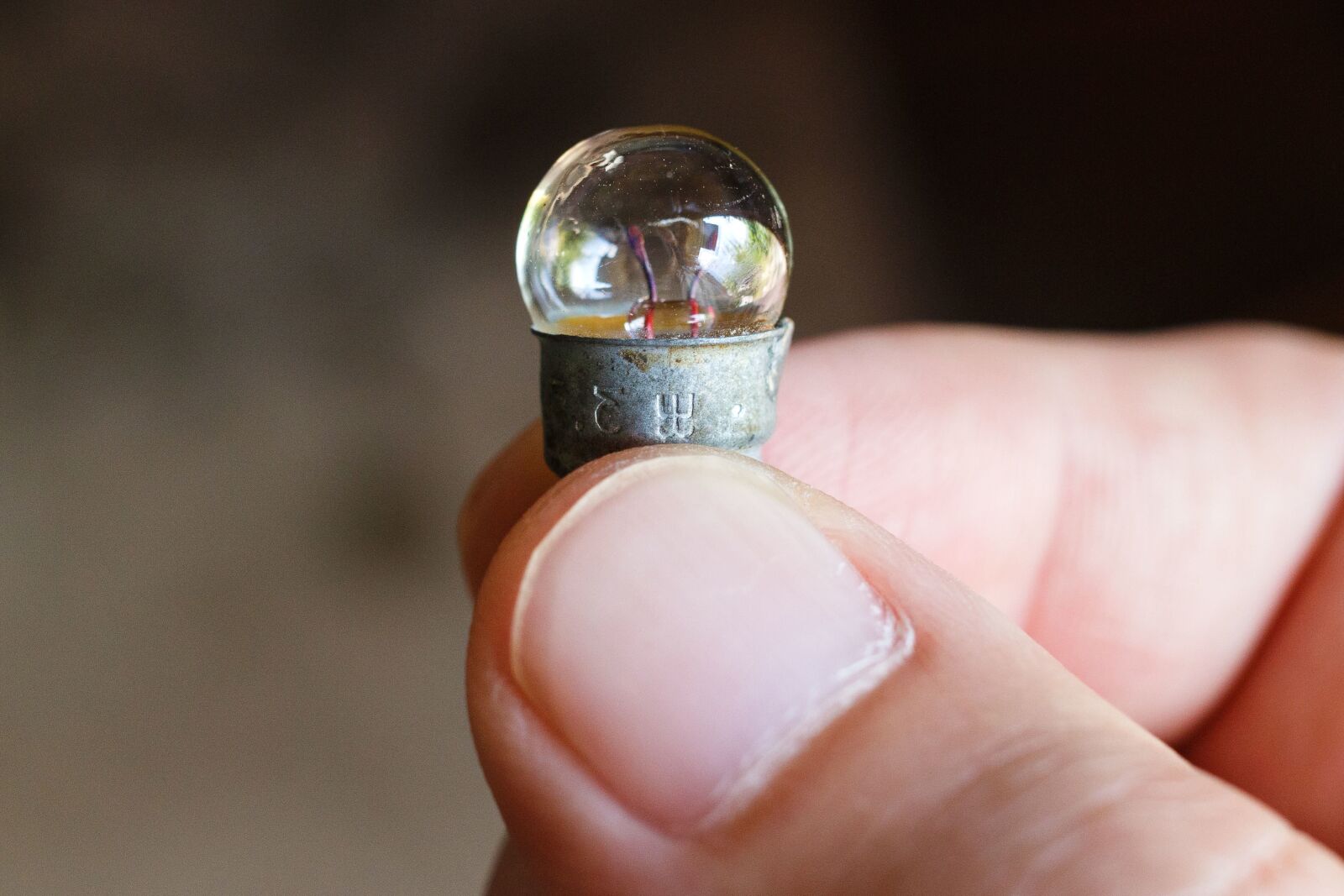 Canon EOS 100D (EOS Rebel SL1 / EOS Kiss X7) sample photo. Bulb, electricity, hand, finger photography