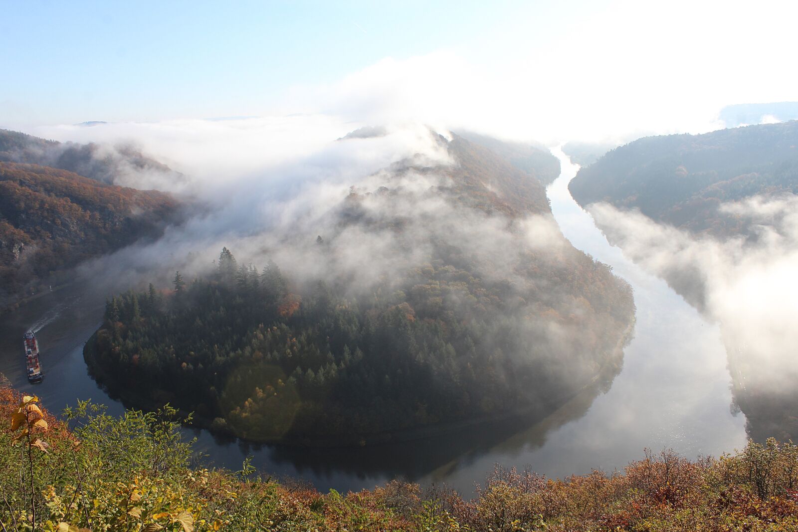 Canon EOS 1200D (EOS Rebel T5 / EOS Kiss X70 / EOS Hi) sample photo. Saar loop, autumn, fog photography