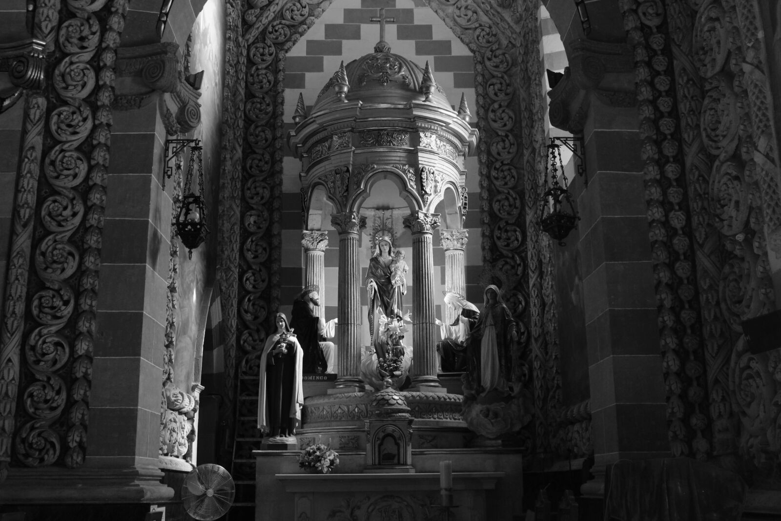 Canon EOS 1300D (EOS Rebel T6 / EOS Kiss X80) sample photo. Black and white, iglesia photography
