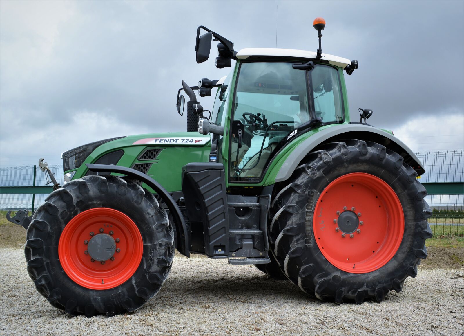Nikon D5200 sample photo. Fendt, tractor, machine photography