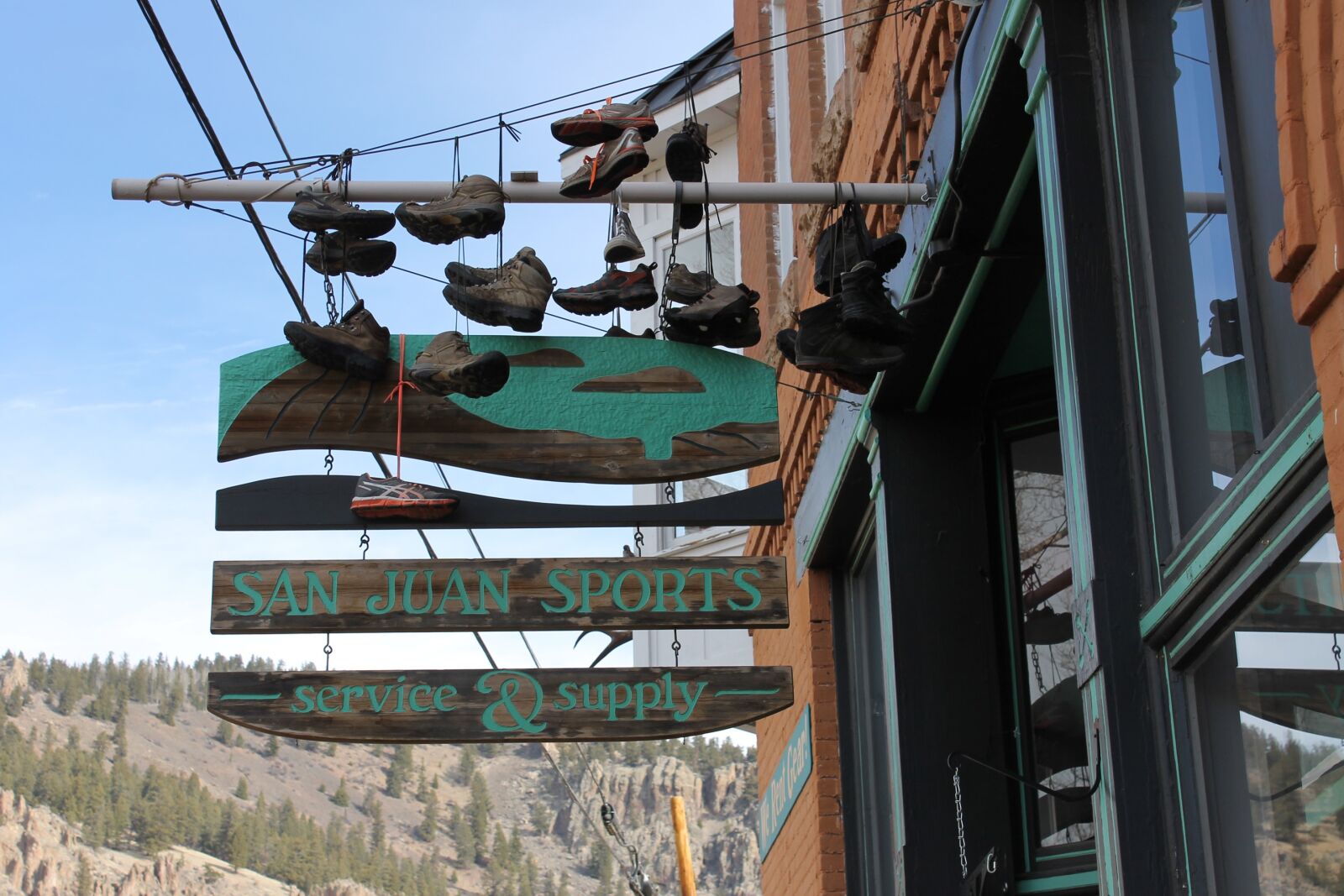 Canon EOS 1100D (EOS Rebel T3 / EOS Kiss X50) sample photo. Sign, shoes, colorado photography