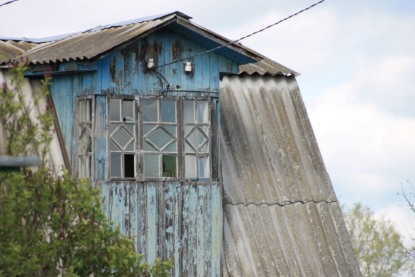 Canon EOS 1100D (EOS Rebel T3 / EOS Kiss X50) sample photo. House, old, window photography