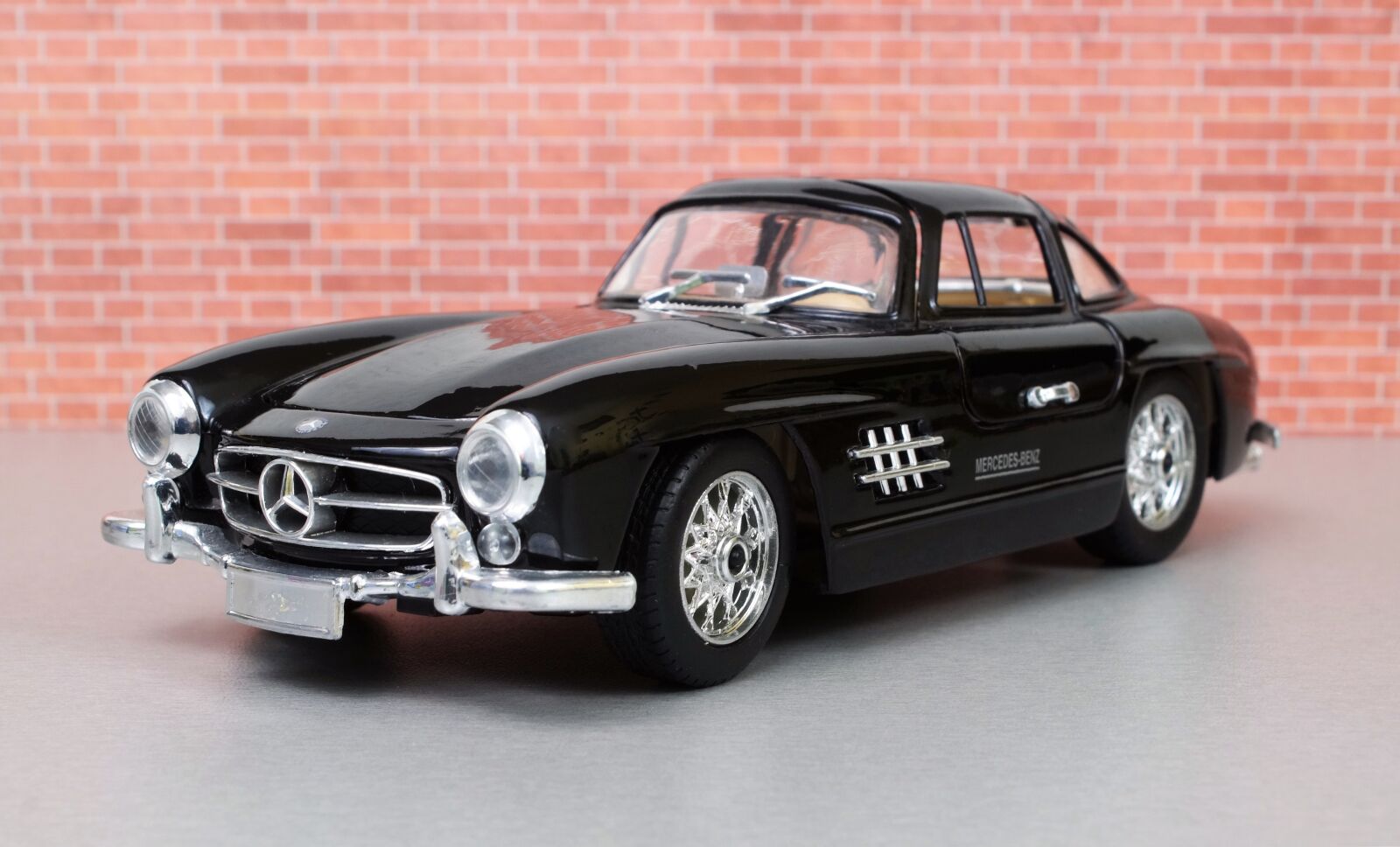 Sony DT 18-70mm F3.5-5.6 sample photo. Model car, diorama, oldtimer photography