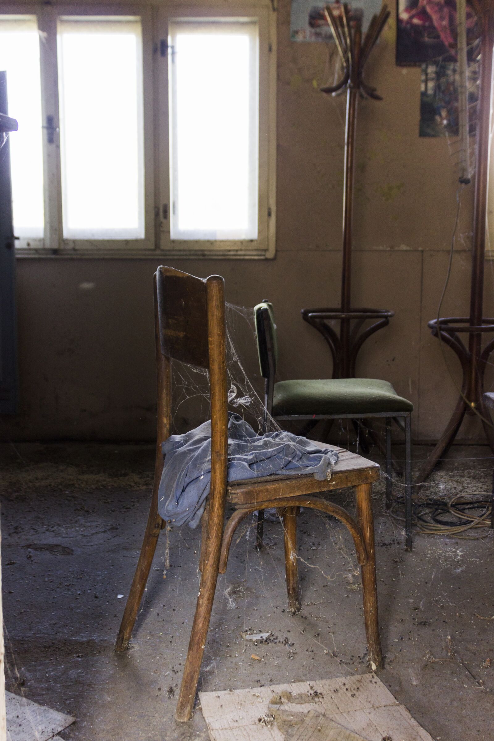 Canon EOS 600D (Rebel EOS T3i / EOS Kiss X5) sample photo. Old chair, vintage, abandoned photography