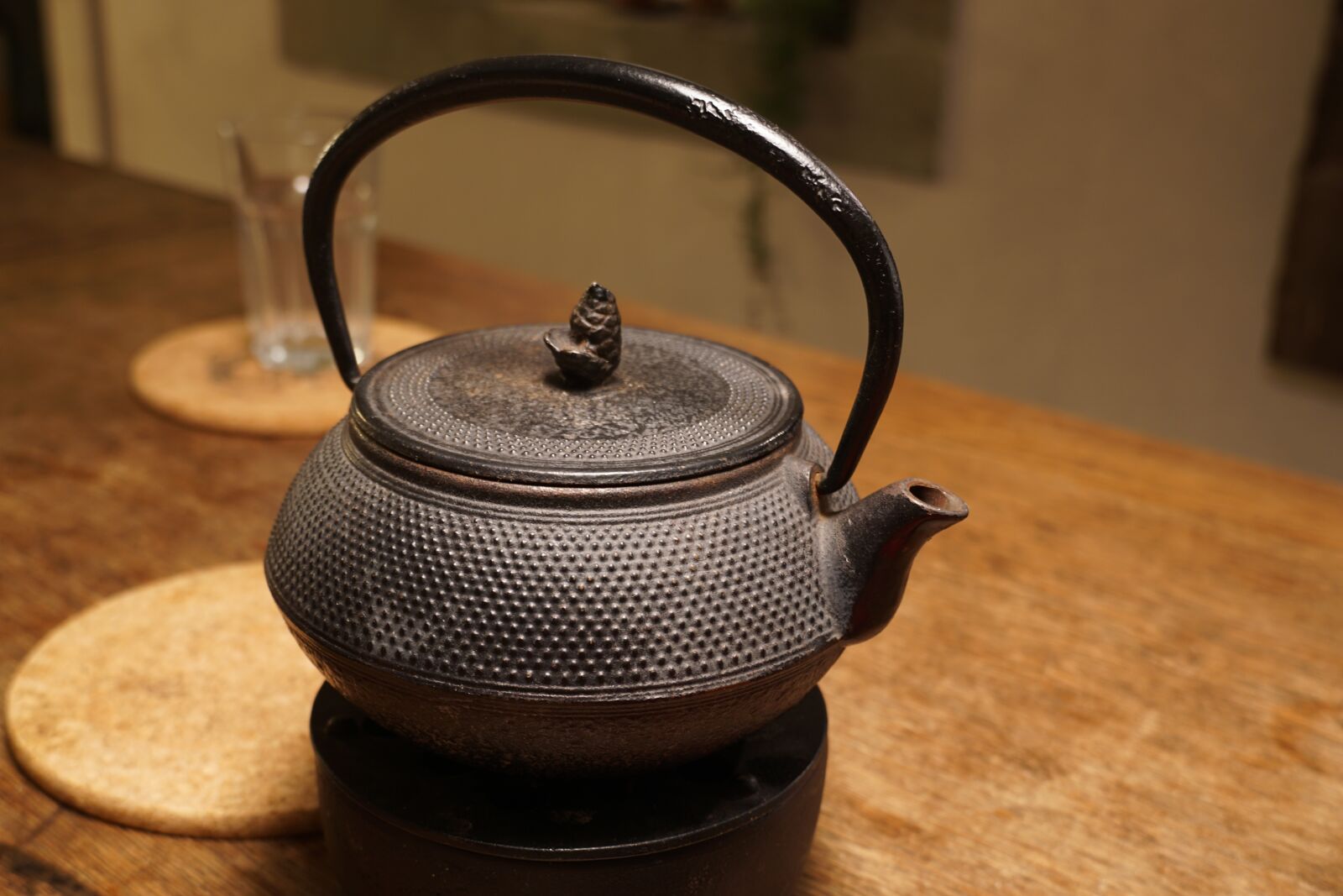 Sony a6000 + Sony E 18-135mm F3.5-5.6 OSS sample photo. Tee, teapot, cast iron photography