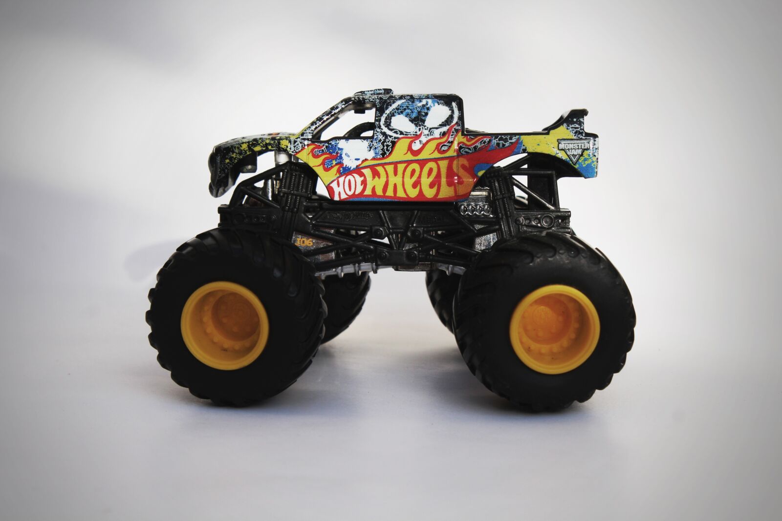 Canon EOS 1200D (EOS Rebel T5 / EOS Kiss X70 / EOS Hi) sample photo. Toy, monster jam, truck photography