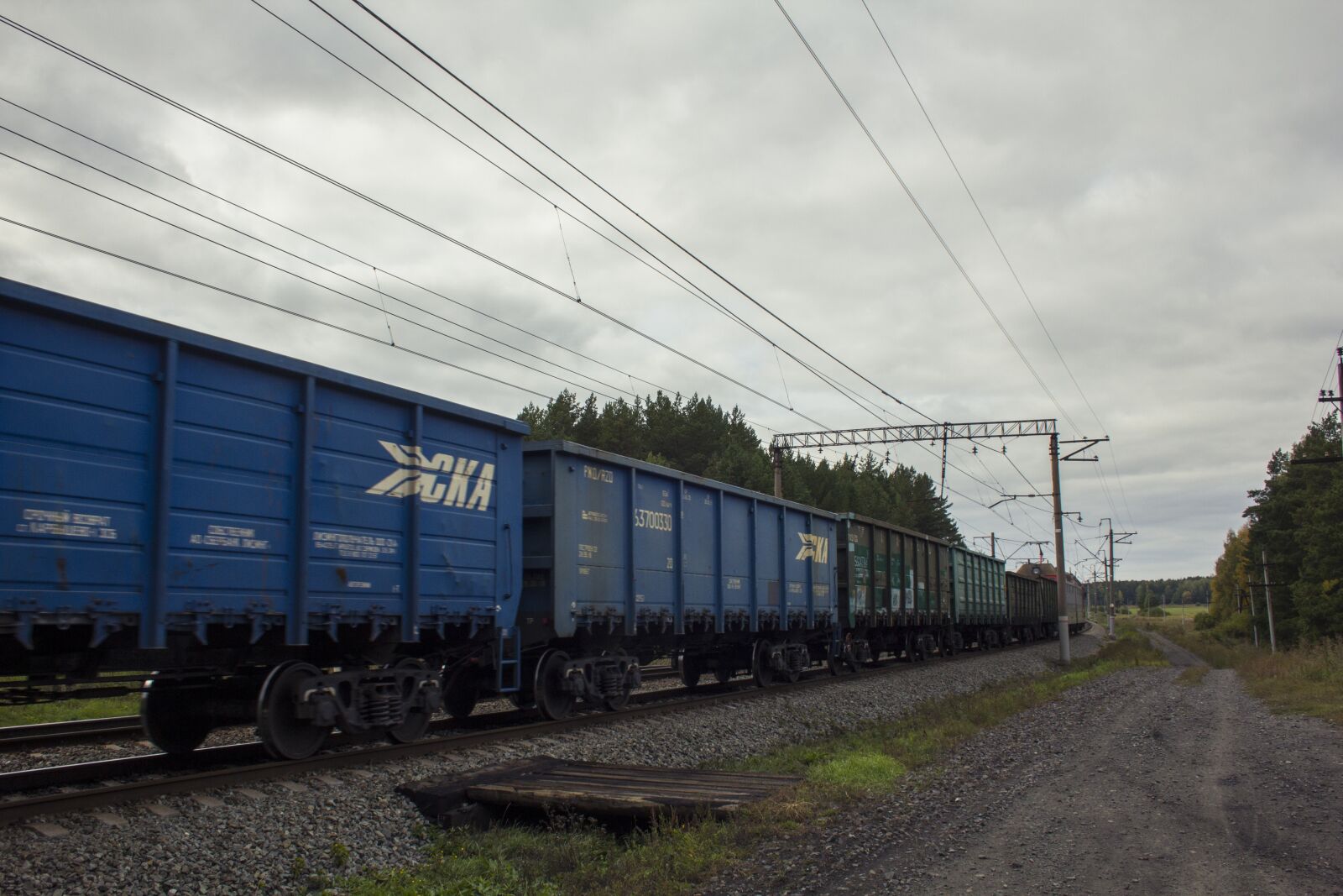 Canon EOS 60D + Canon EF-S 18-55mm F3.5-5.6 sample photo. Train, wagons, railroad photography