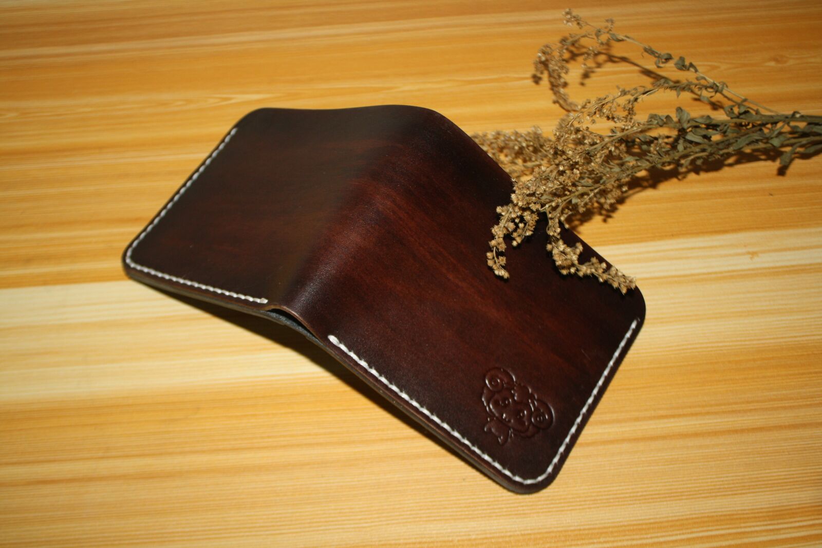 Canon EOS 1000D (EOS Digital Rebel XS / EOS Kiss F) sample photo. Manual, purse, cowhide photography