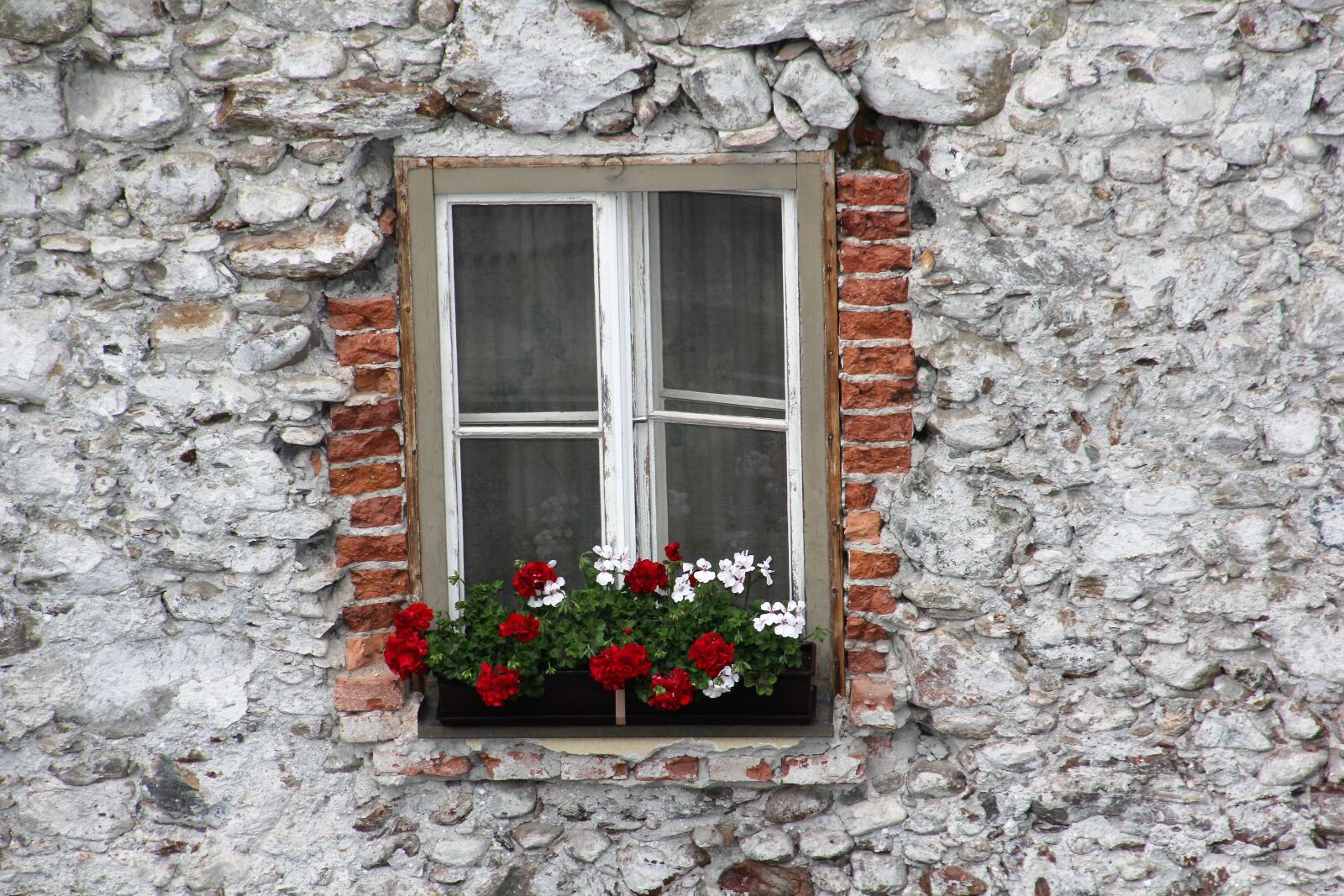 Canon EOS 60D sample photo. Window, old, facade photography