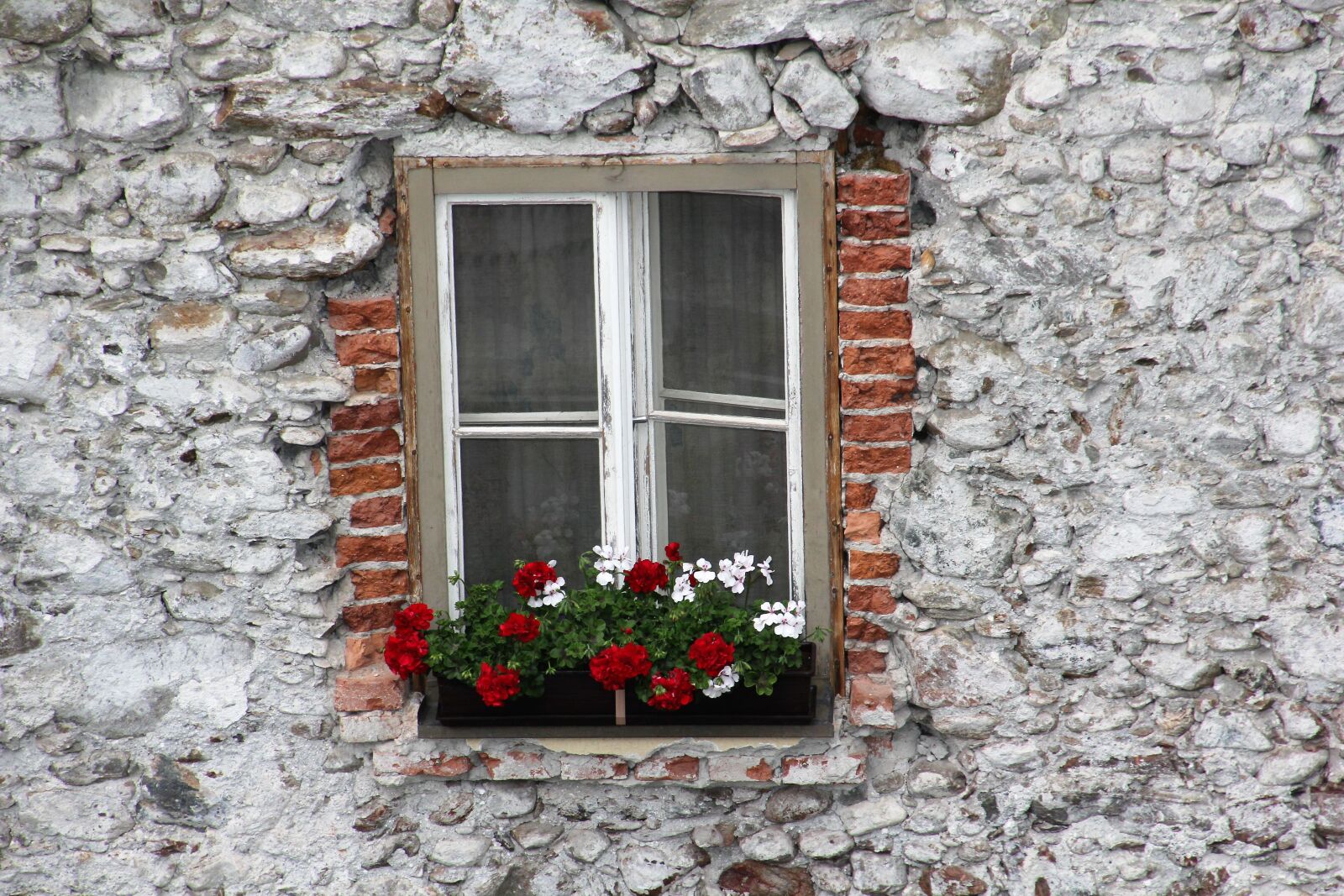 Canon EOS 60D + Tamron 16-300mm F3.5-6.3 Di II VC PZD Macro sample photo. Window, old, facade photography