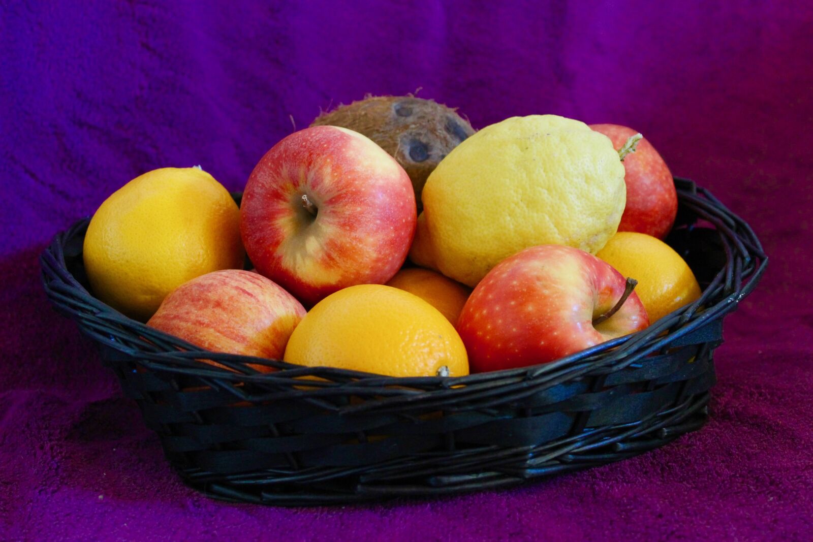 Canon EOS 1100D (EOS Rebel T3 / EOS Kiss X50) sample photo. Recycle bin, the fruit photography
