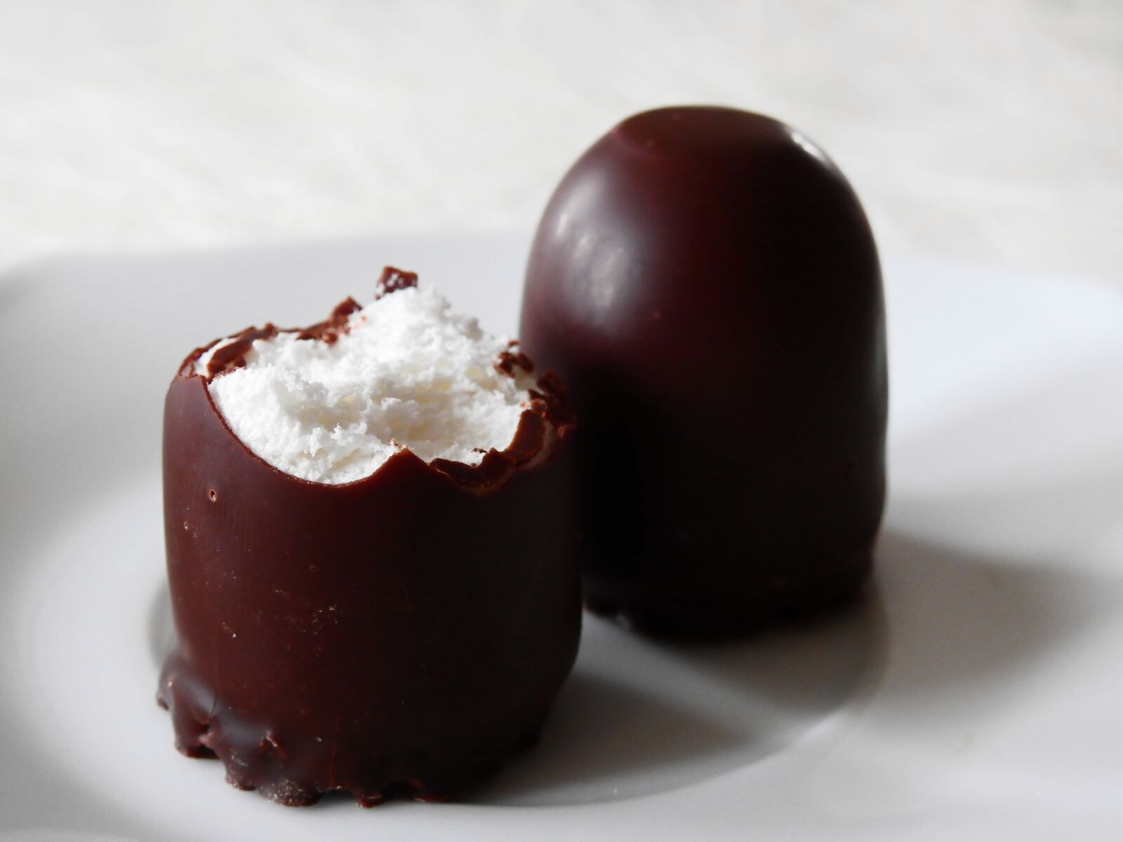 Nikon Coolpix P900 sample photo. Mohrenkopf, dickmann, chocolate marshmallow photography