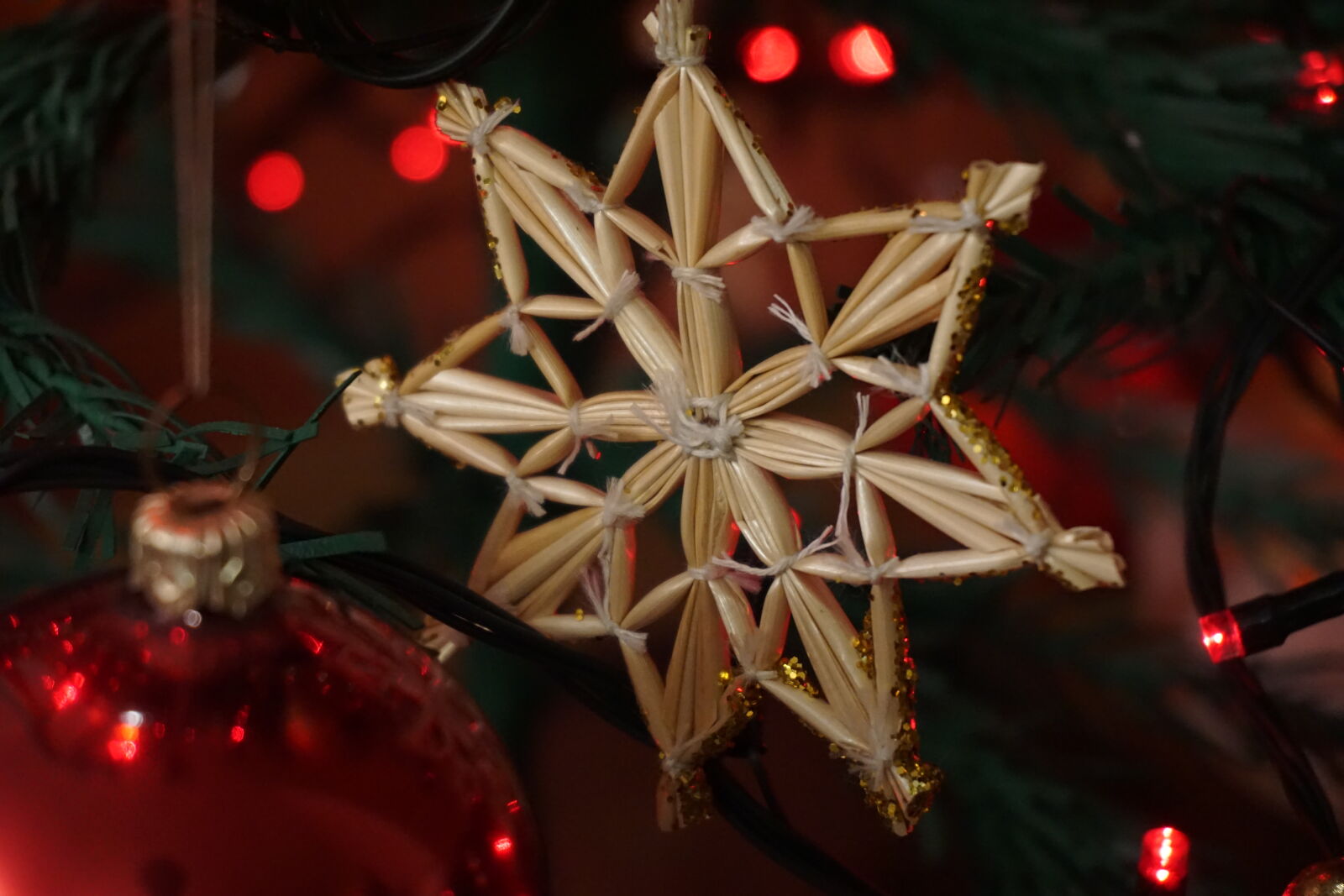 Sony E 16-50mm F3.5-5.6 PZ OSS sample photo. Christmas, decoration, handmade, indoor photography