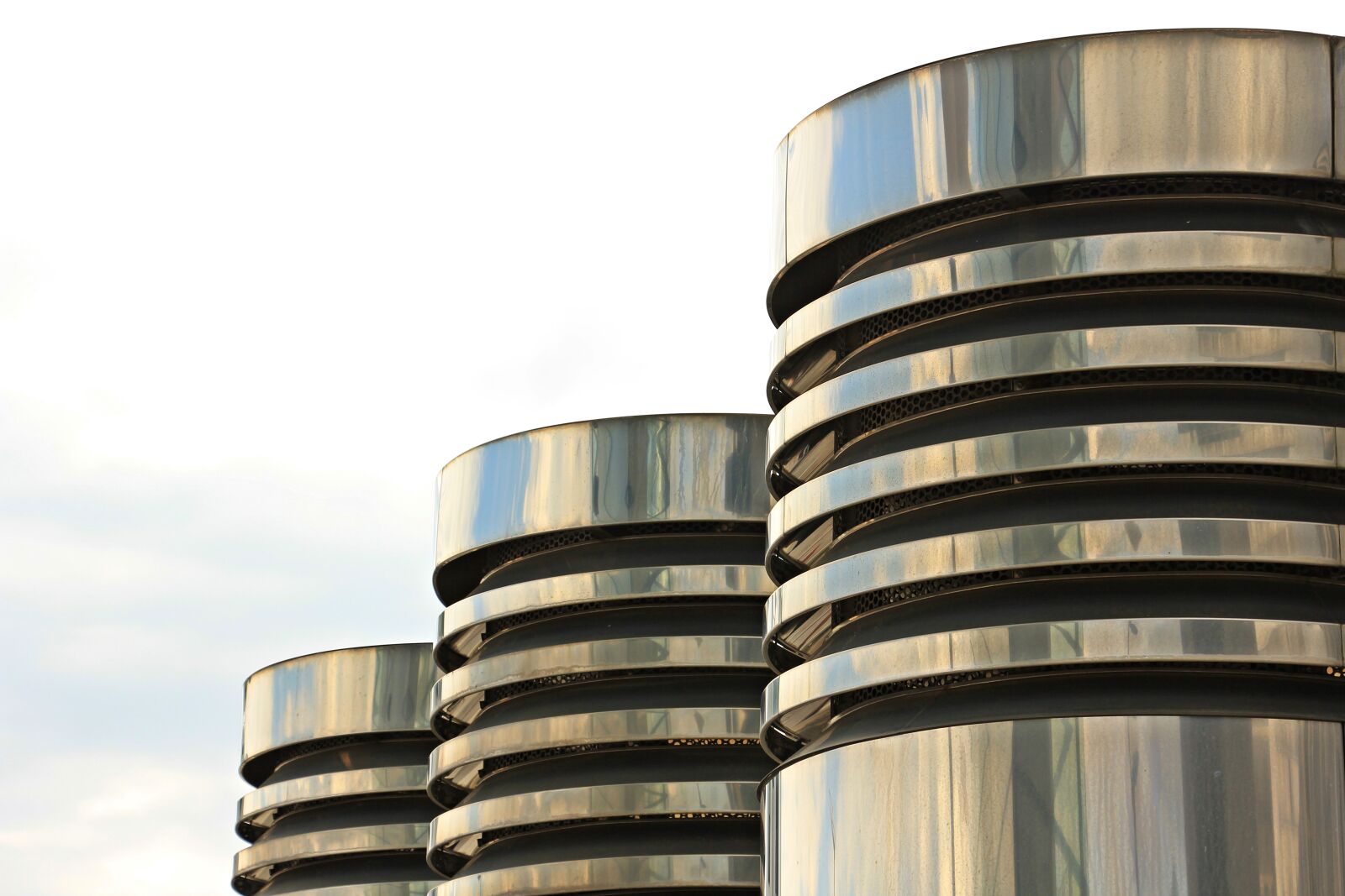Canon EOS 550D (EOS Rebel T2i / EOS Kiss X4) sample photo. Columnar, three pillars, chrome photography