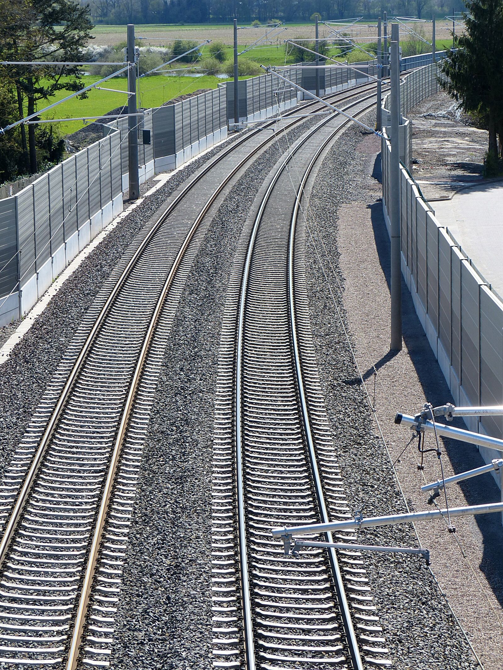 Panasonic Lumix DMC-FZ200 sample photo. Train, gleise, noise barrier photography