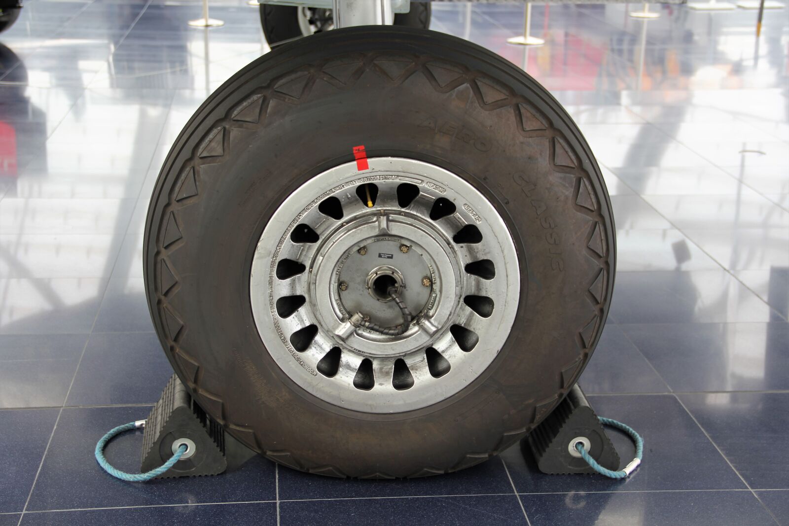 Canon EOS 60D sample photo. Mature, aircraft tyres, rim photography