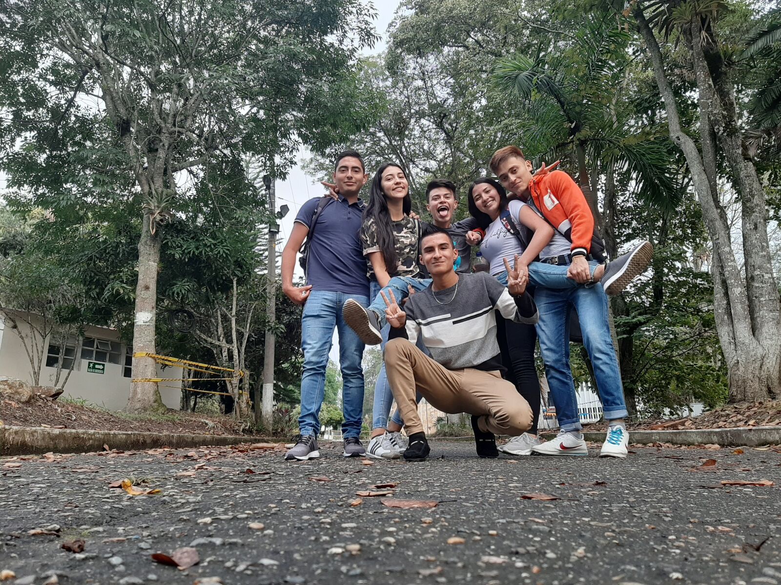Samsung Galaxy A50 sample photo. Amigos, friends, estilo photography