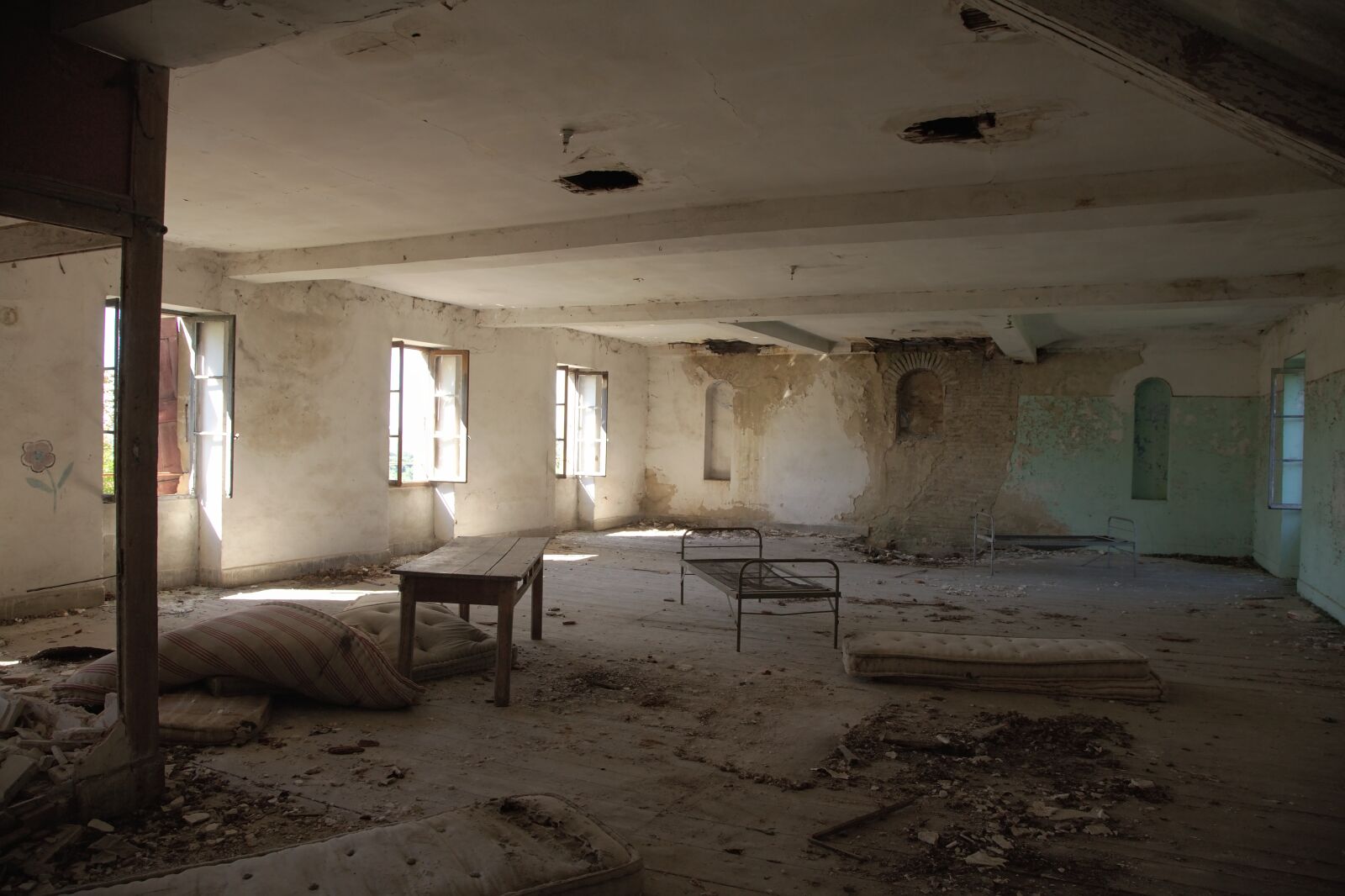 Canon EOS 5D Mark II sample photo. Ruin, dormitory, abandoned photography