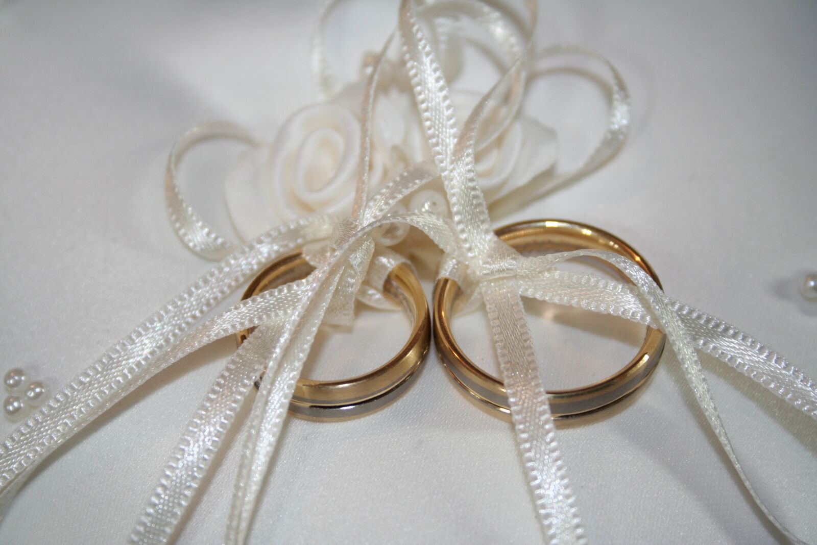 Canon EOS 350D (EOS Digital Rebel XT / EOS Kiss Digital N) sample photo. Ring, rings, ring pillow photography