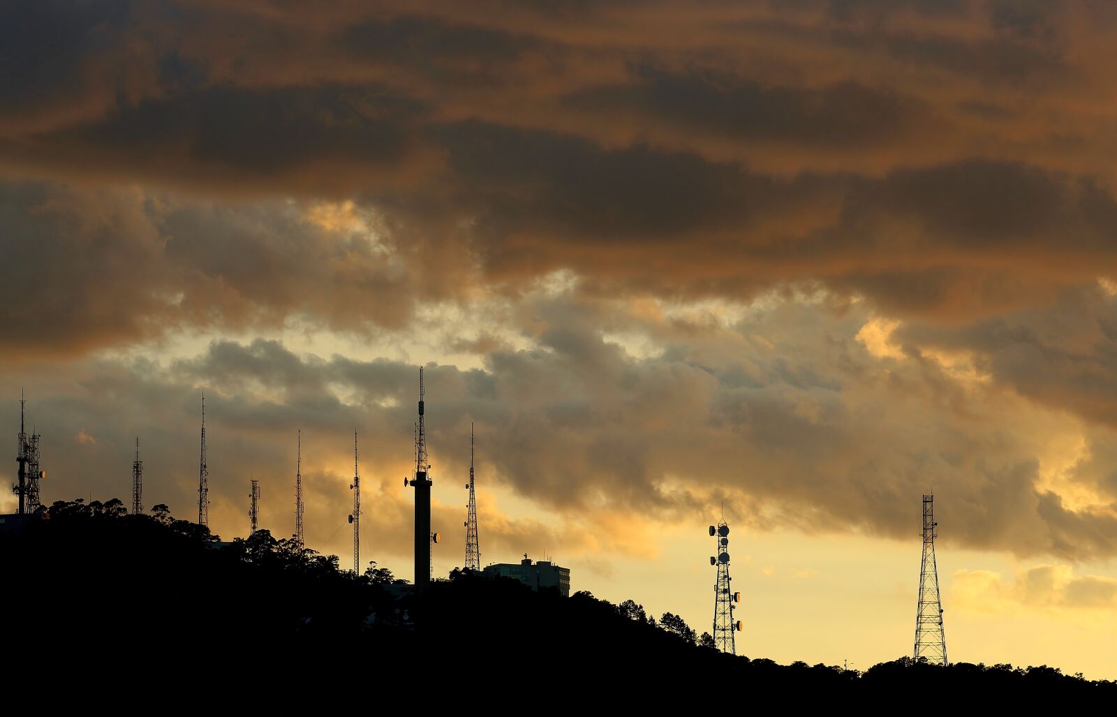 Canon EOS 1300D (EOS Rebel T6 / EOS Kiss X80) sample photo. Clouds, sol, mountain photography