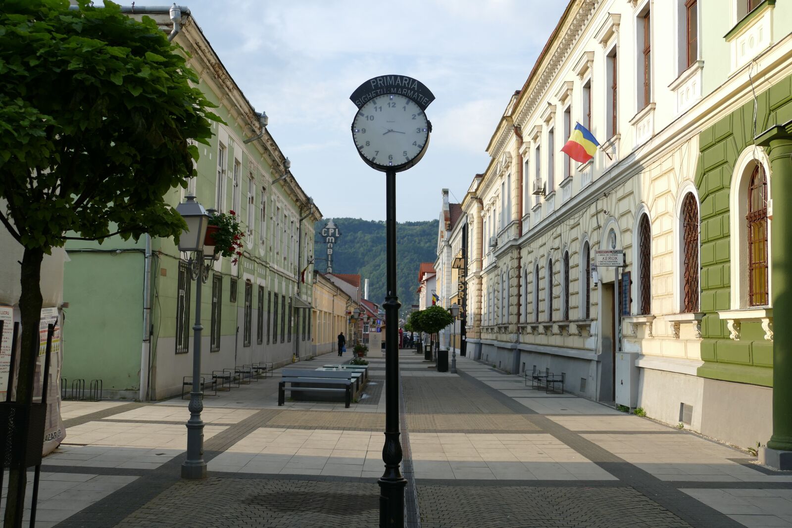 Panasonic Lumix DMC-FZ1000 sample photo. Romania, city, building photography