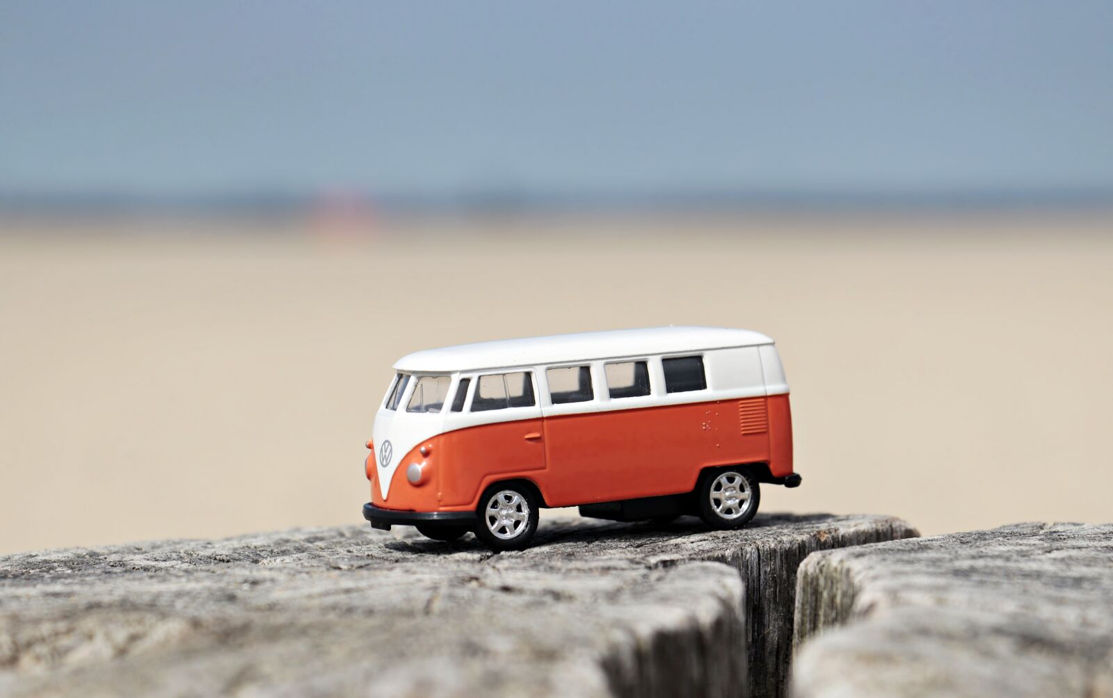 Canon EOS 100D (EOS Rebel SL1 / EOS Kiss X7) sample photo. Auto, toy car, bus photography