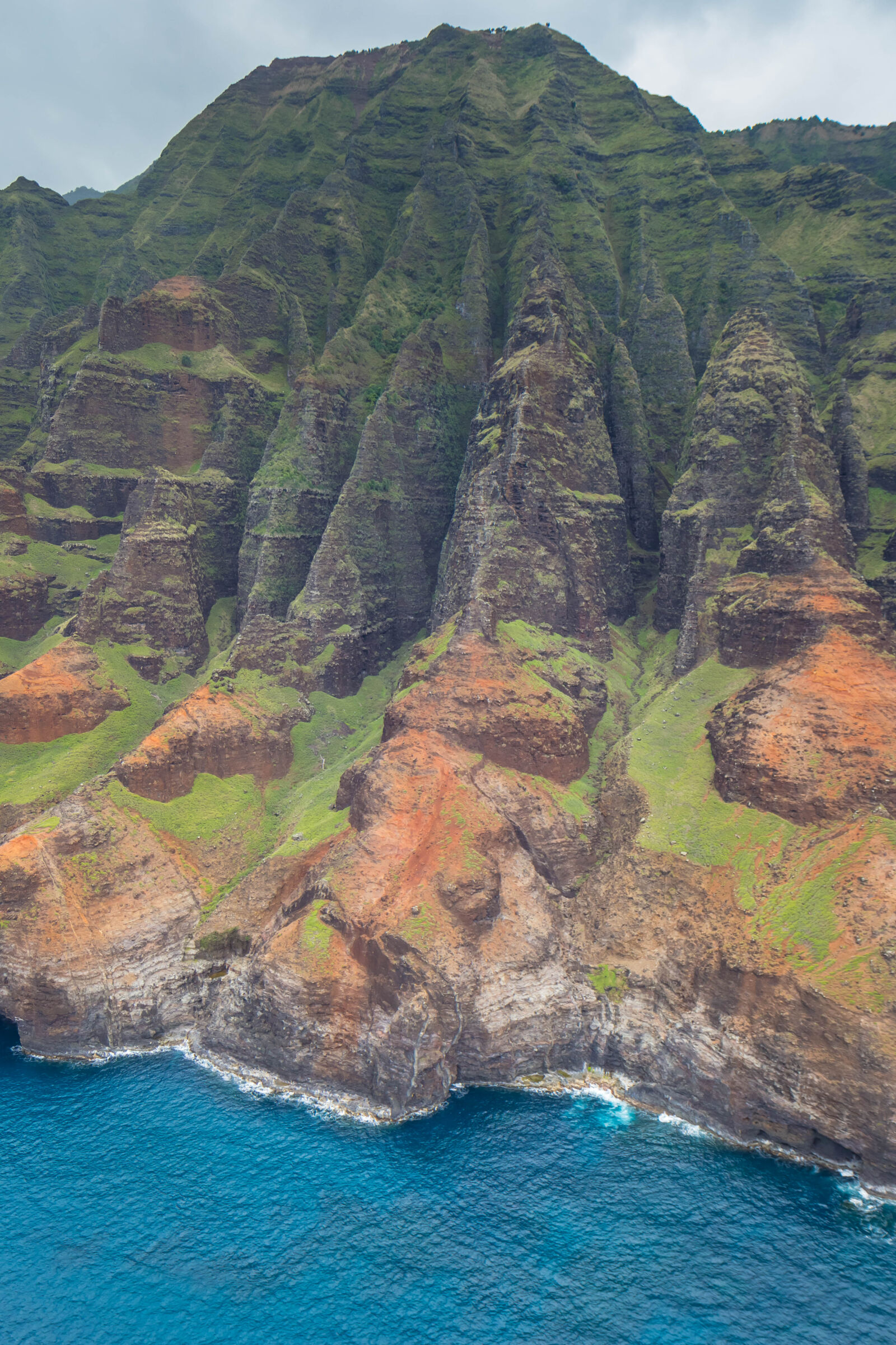 Canon EF-S 17-55mm F2.8 IS USM sample photo. Cliff, coast, hawaii, kauai photography
