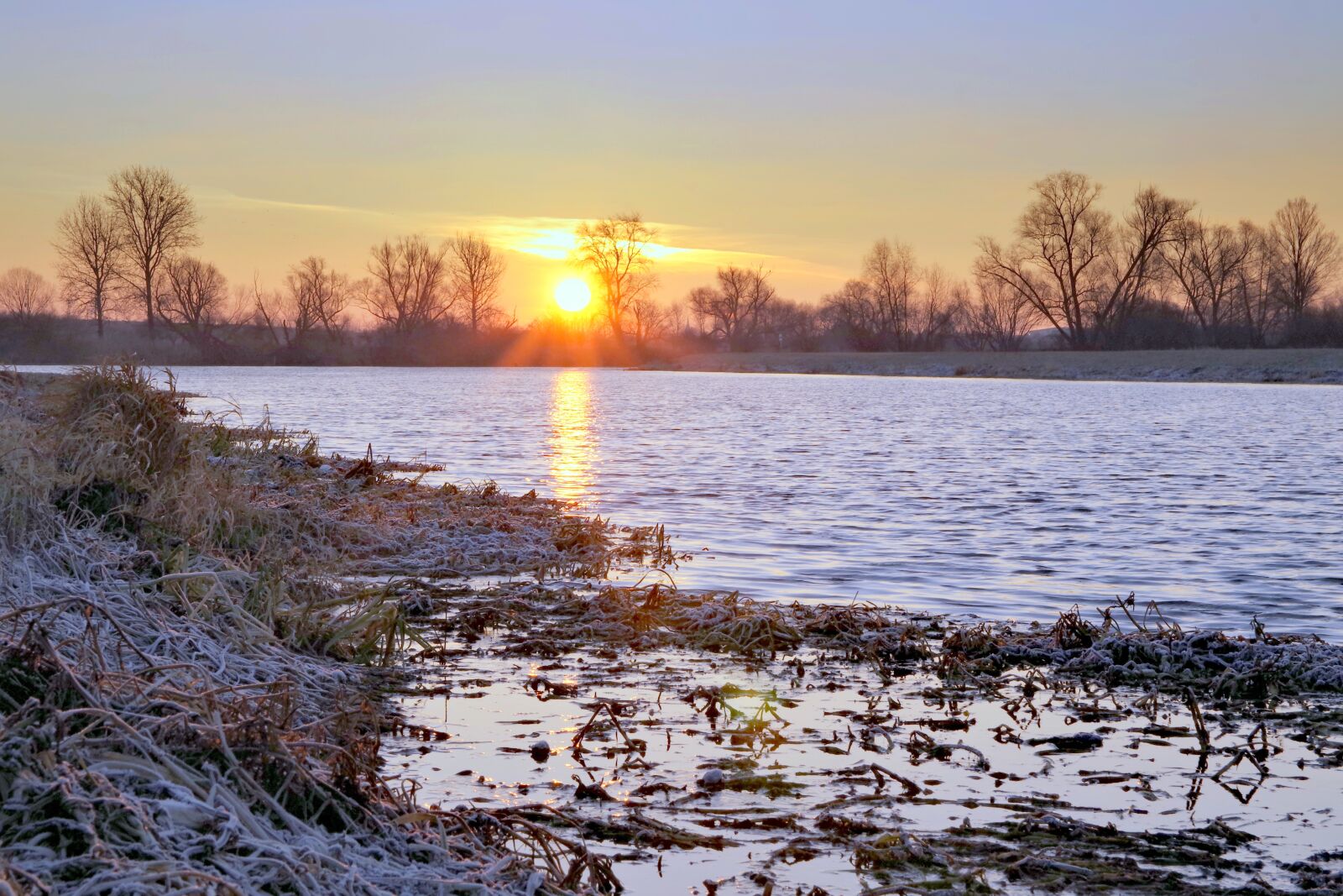 Pentax K-S2 sample photo. Morning, frost, east photography