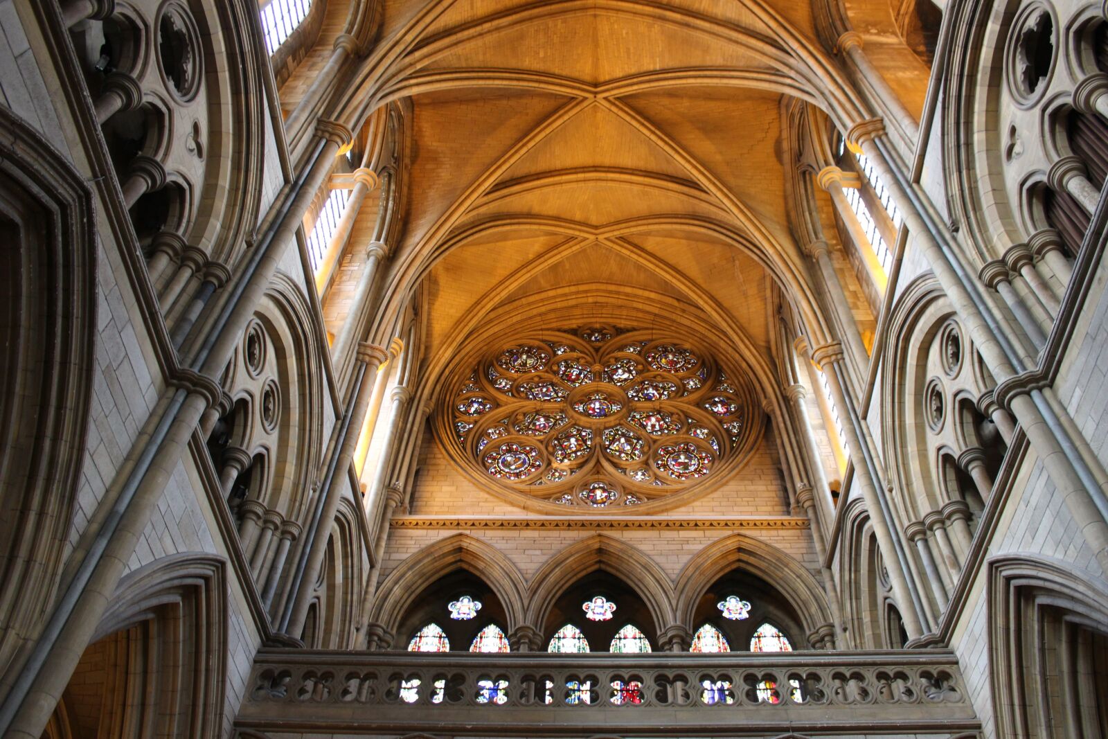 Canon EOS 100D (EOS Rebel SL1 / EOS Kiss X7) sample photo. Cathedral, church, roof photography
