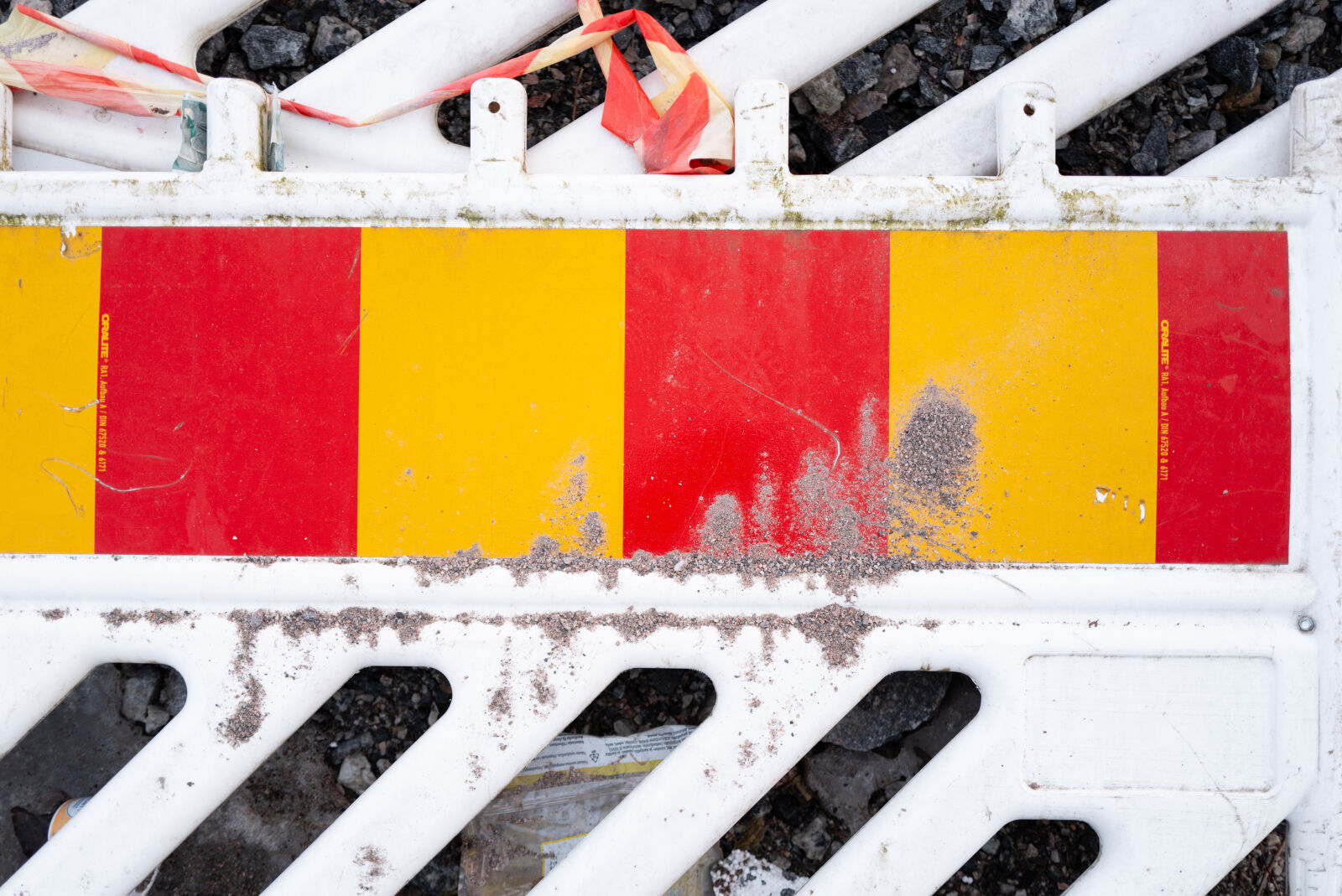 SUMMILUX 1:1.7/28 ASPH. sample photo. Fence on the ground photography