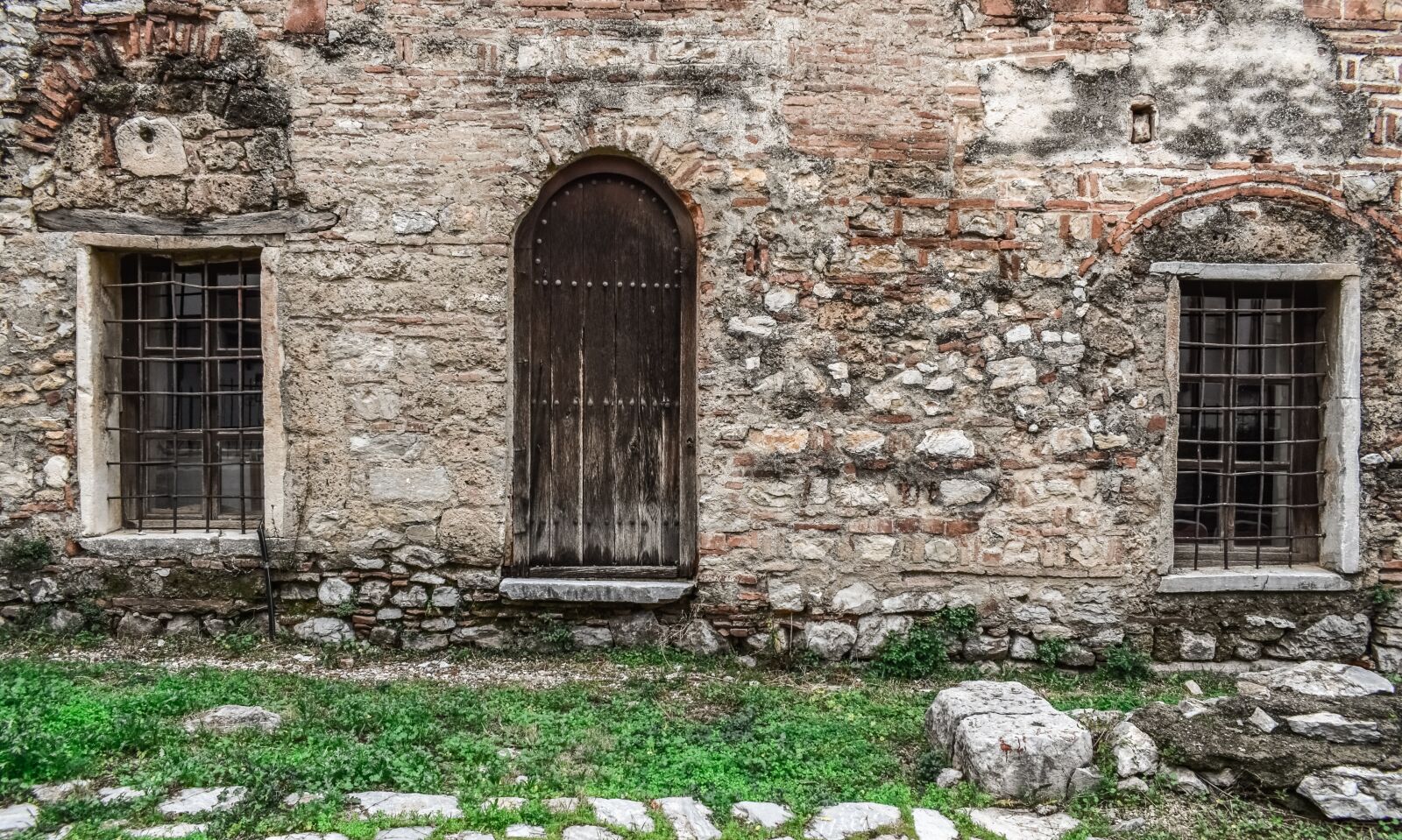 Nikon D3300 sample photo. Door, windows, wall photography