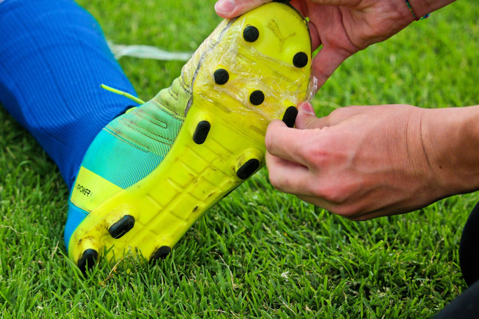 Canon EF-S 55-250mm F4-5.6 IS STM sample photo. Football, soccer shoes, repair photography