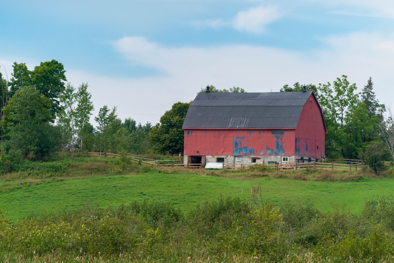 Sony FE 70-200mm F2.8 GM OSS sample photo. Barn, red, land photography