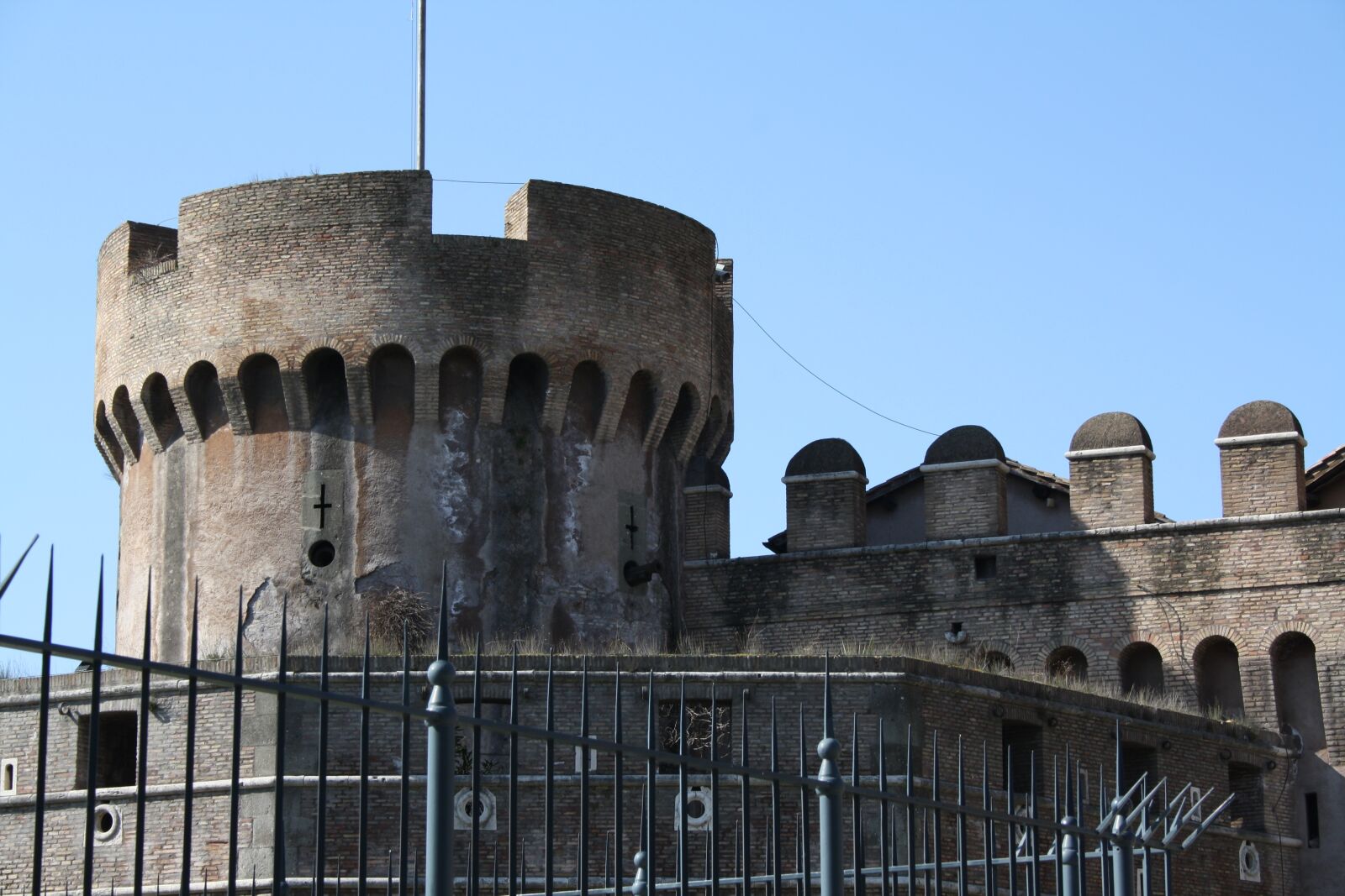 Canon EOS 1000D (EOS Digital Rebel XS / EOS Kiss F) sample photo. Rome, castle, tower photography