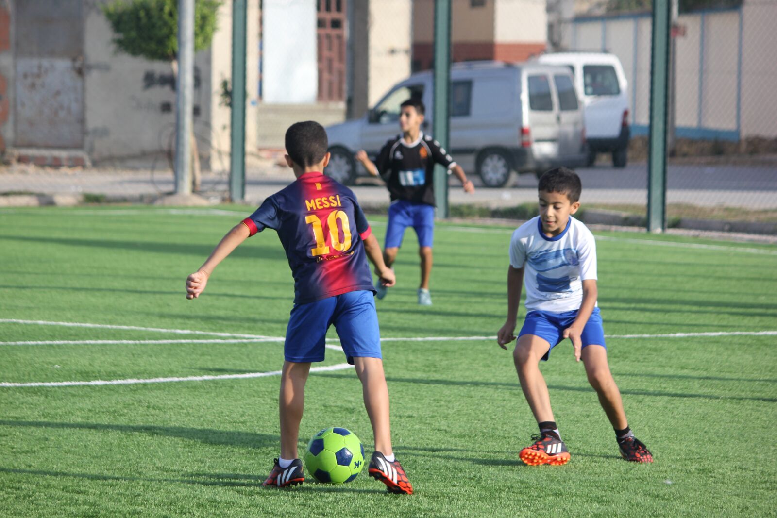 Canon EOS 550D (EOS Rebel T2i / EOS Kiss X4) sample photo. Football, kids, two kids photography