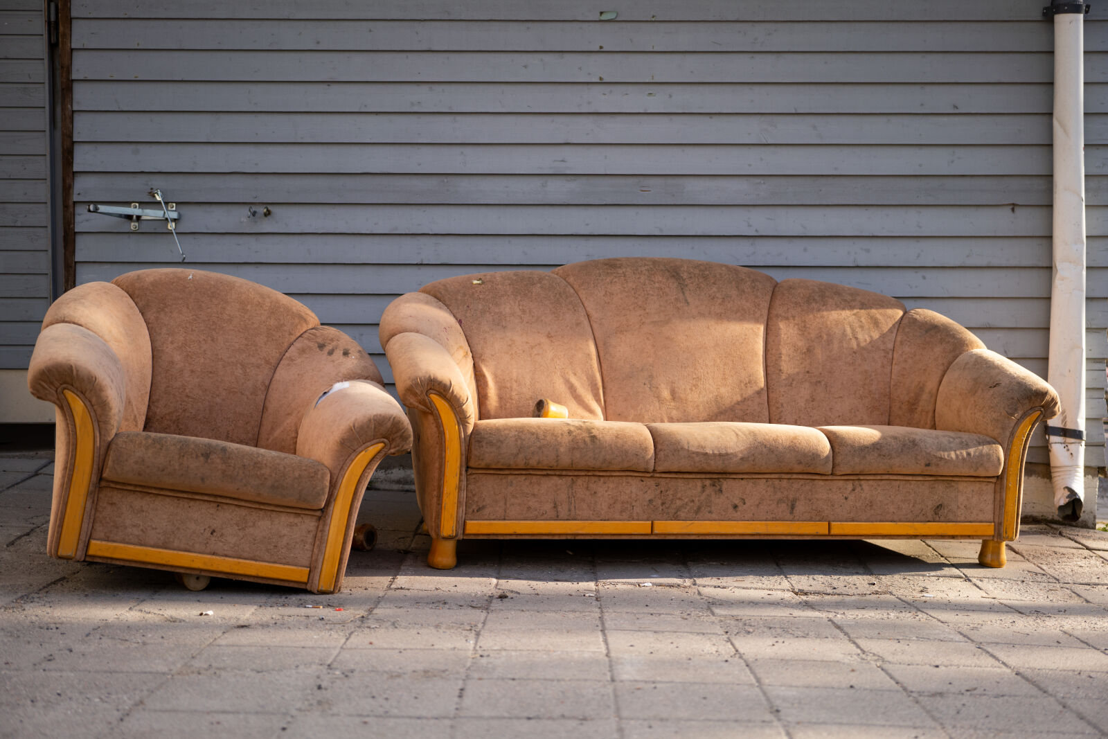 Sony a7R IV + Sony FE 50mm F2.5 G sample photo. Abandoned sofas on the photography