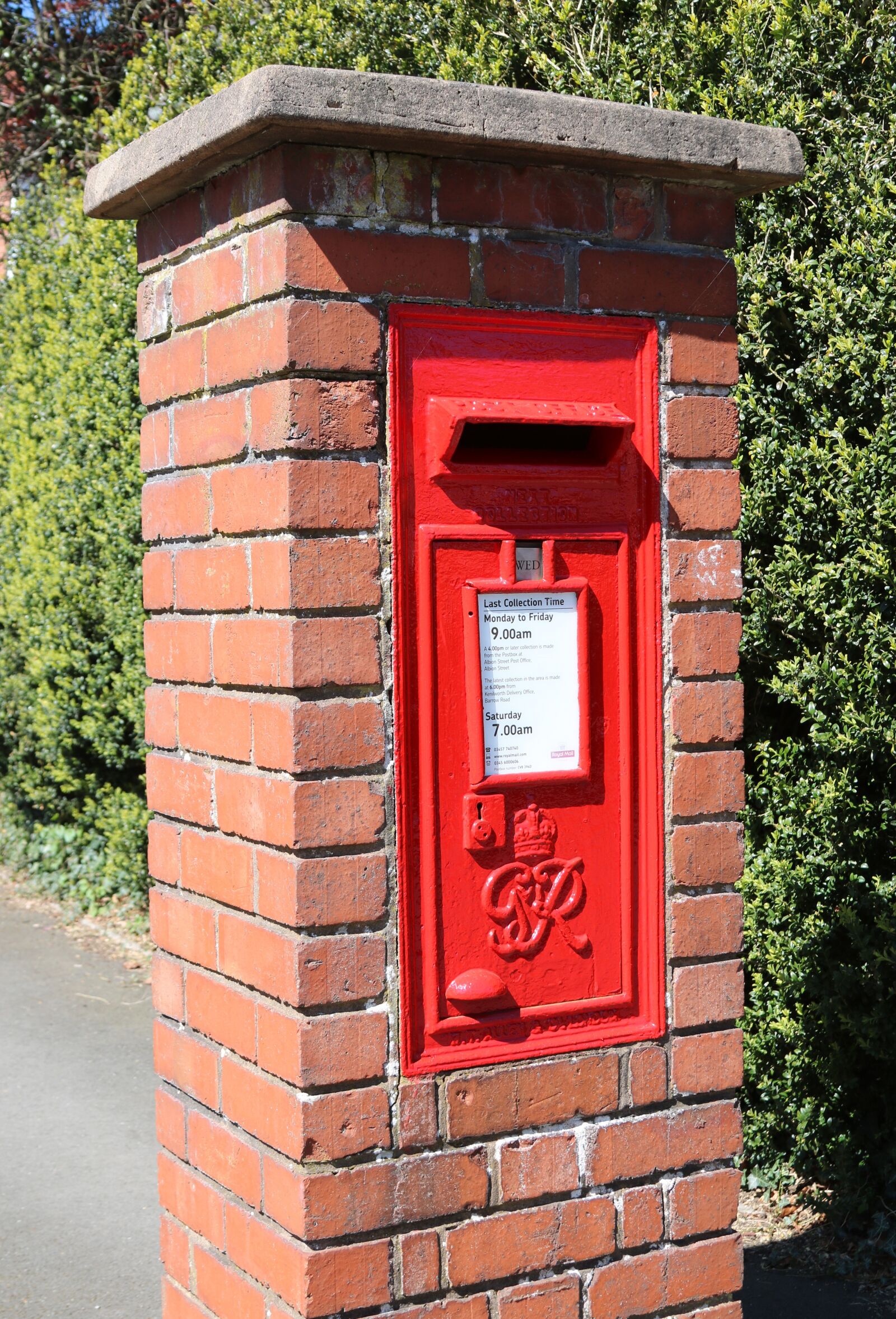 Canon EOS 750D (EOS Rebel T6i / EOS Kiss X8i) + Canon EF 28-135mm F3.5-5.6 IS USM sample photo. Post box, red, post photography