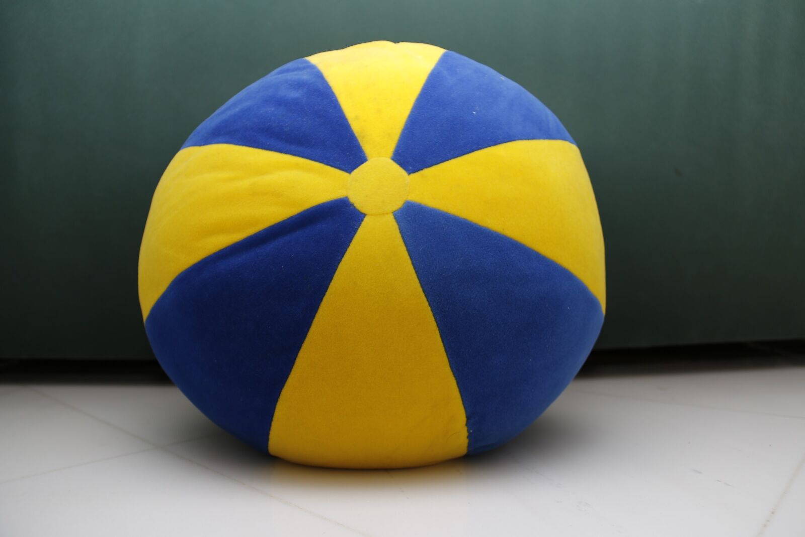 Canon EF-S 18-200mm F3.5-5.6 IS sample photo. Pillow, colors, yellow color photography