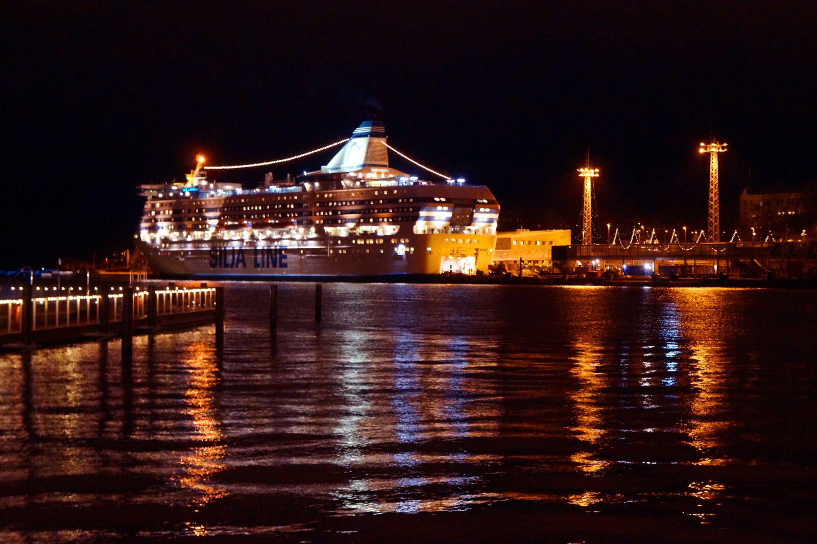 Sony Alpha a3000 + Sony E 18-55mm F3.5-5.6 OSS sample photo. Port, ship, sea photography