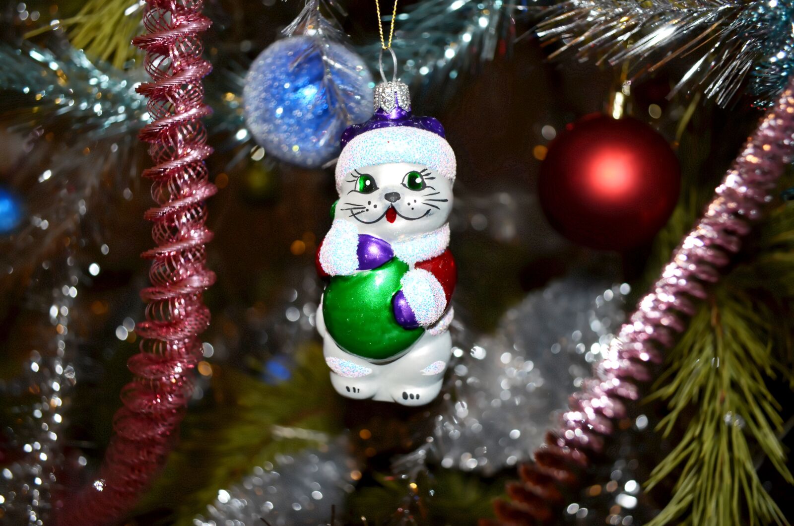 Nikon D5100 sample photo. Christmas toy, glass, tinsel photography